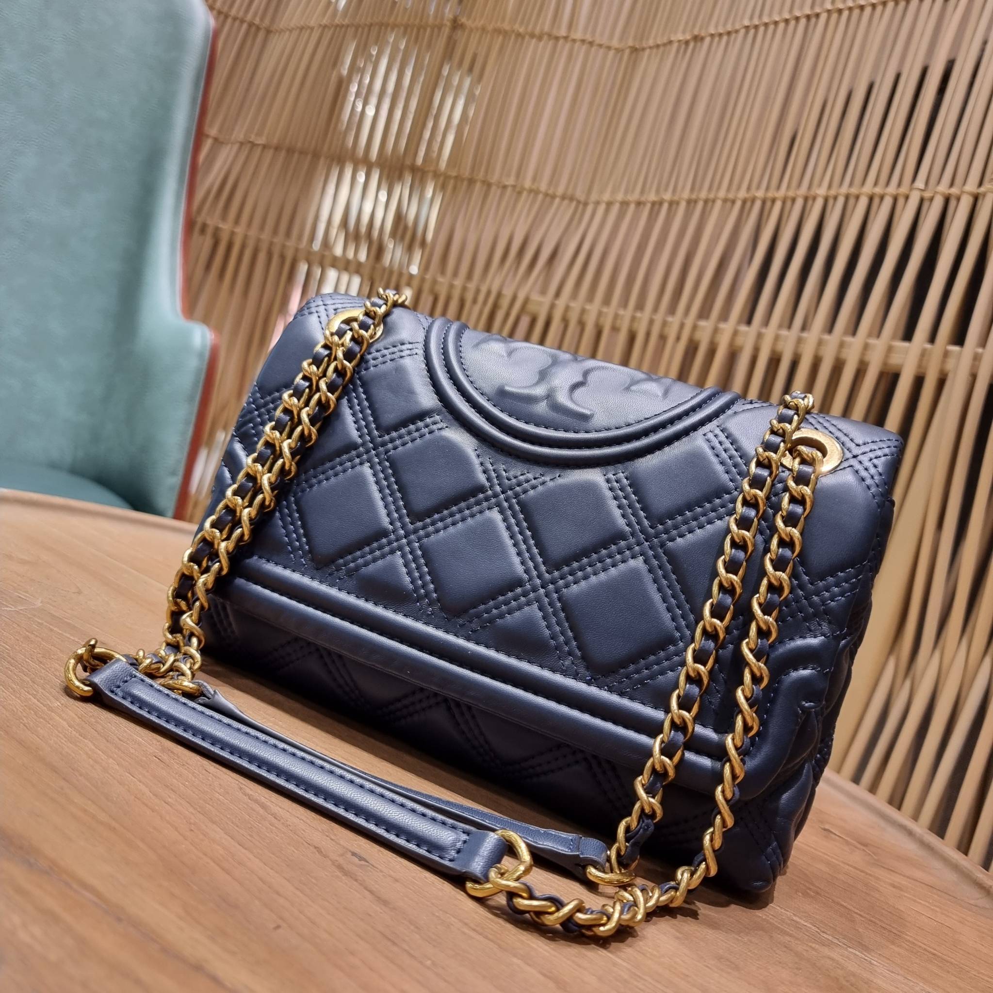 TORY BURCH FLEMING SOFT CONVERTIBLE SHOULDER BAG รุ่นหายากที่สาวๆตามหา มาพร้อมเสิร์ฟความสวยถึงบ้านไปเลยจ้า รอบนี้คัดสีสวยๆมาให้ได้ช้อปกันอย่างจุใจไปเลย กระเป๋าสะพายไหล่ หนังแท้นิ่มเต็มใบ สวยหรูดูแพง เปิด-ปิดด้วยตัวกดล็อคแน่นหนา สายสะพายในตัวปรับใช้ได้ 2 แ