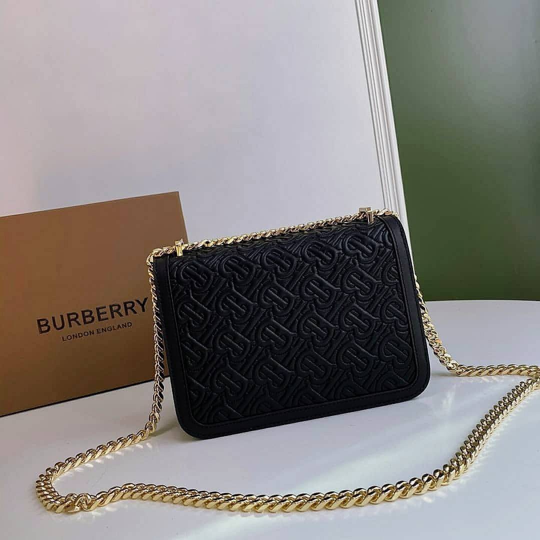 พรีเมี่ยมกิ๊ฟแท้ 100% 】BURBERRY FRAGRANCES LEATHER CROSSBODY BAG VIP GIFT WITH PURCHASE (GWP) กระเป๋าสะพายพรีเมี่ยมกิ๊ฟรุ่นใหม่ล่าสุด Limited จาก BURBERRY Perfume DutyFree หนังขึ้นลายแบรนด์โมโนเเกรมคอลเลคชั่นใหม่ทรงเหลี่ยมสวยหรูสุดๆ