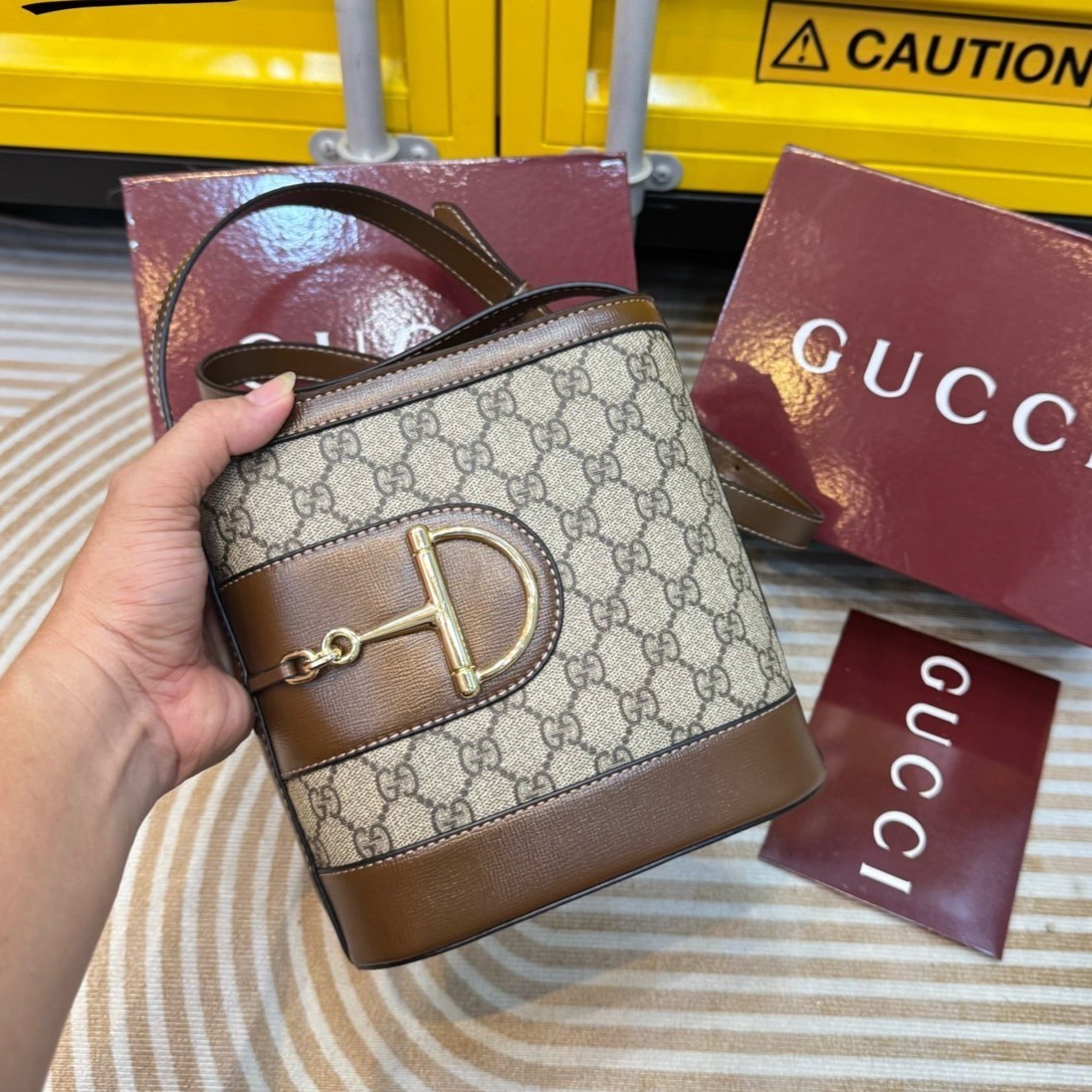 GUCCI 73 bucket bag กระเป๋าสะพายทรงบัคเก็ตยอดนิยม คอลใหม่ล่าสุด สุดยอดของความมีกิมมิคไม่เหมือนใคร วินเทจเรียบหรู ใช้แล้วดูแพง พร้อม box set โทนสีใหม่ของแบรนด์