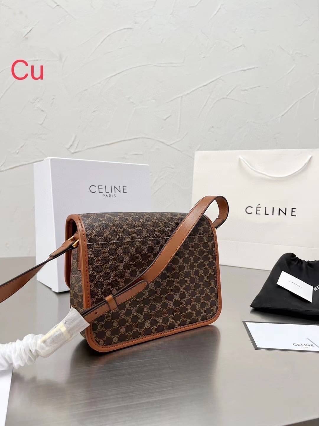 CELINE VINTAGE / CELINE Macadam crossbody bag / CELINE FOLCO BAG IN TRIOMPHE CANVAS กระเป๋าสะพายสไตล์วินเทจ หากใครที่กำลังมองหากระเป๋าสะพายข้าง ขนาดกะทัดรัด และเรียบหรู