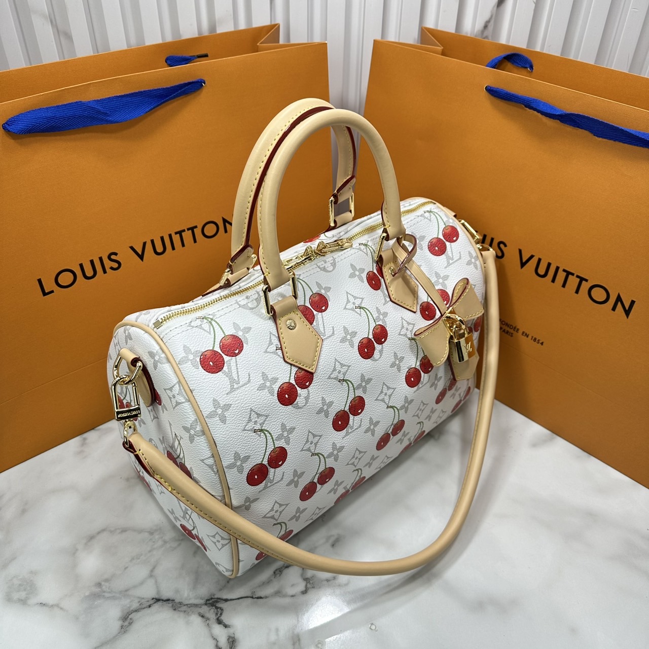 ORI หนังแท้ | LV x TM Bolsa Speedy Soft 30 Monogram cherry ช่วงนี้หน้าเชอรรี่ 🍒 กำลังออก 3 สีสุดฮอตเลือกช็อปได้เลยค่า กระเป๋าสะพายทรงหมอนใบใหญ่ ดีไซน์ใหม่มีชีวิตชีวา แสนสดใสด้วยโมโนแกรมแต่งดีเทลลายเชอร์รี่โดดเด่นสะท้อนความงามเปี่ยมสีสันอันเป็นเอกล