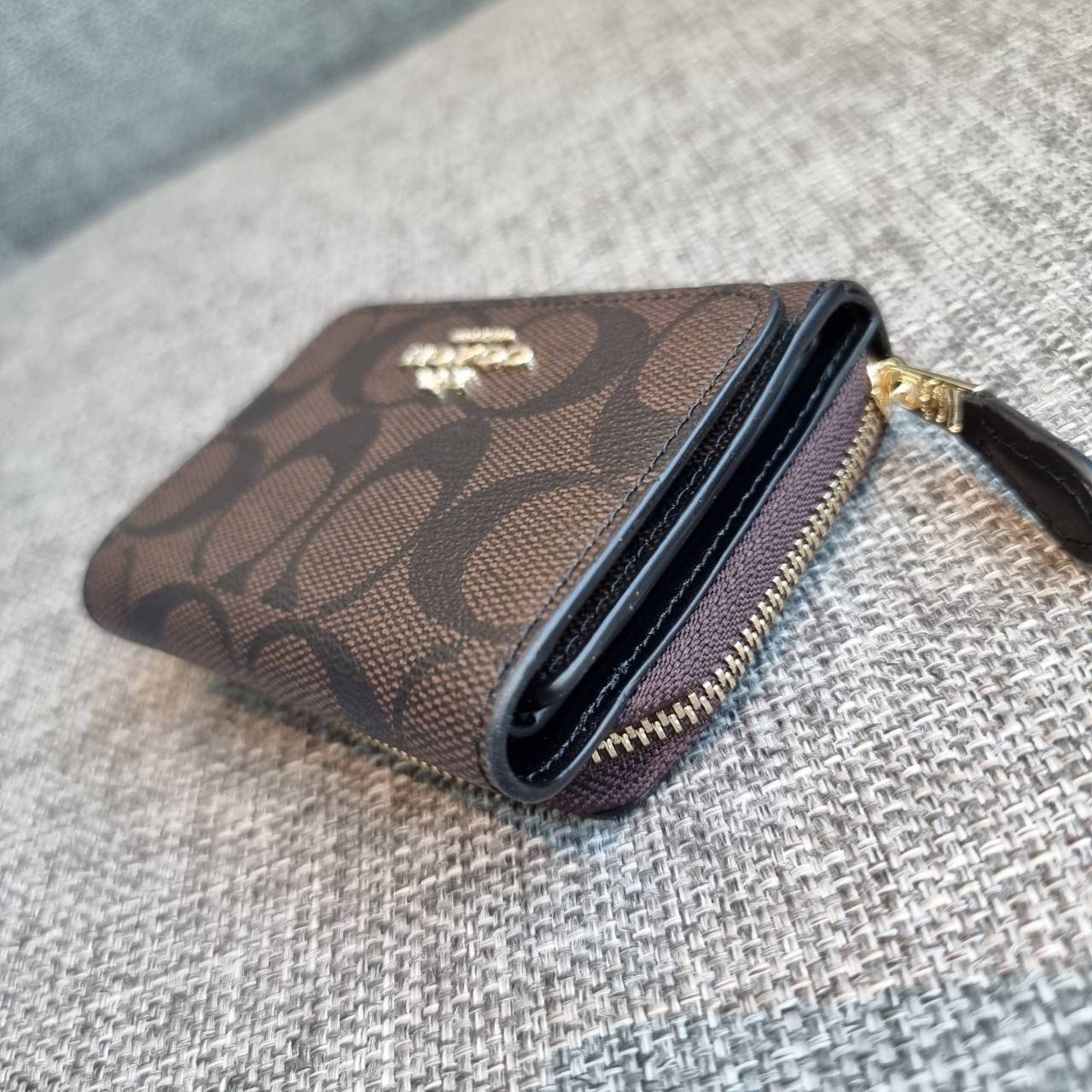 OUTLET 】COACH F41302 SMALL TRIFOLD WALLET IN SIGNATURE CANVAS สวยคลาสสิค พกพาง่าย ใบเล็กน่ารักน่าใช้ ต้องยกให้ใบนี้จ้า 💗💋 ตอบโจทย์คนชอบพกน้อยที่สุด!! กระเป๋าสตางค์ใบสั้นหนังแคนวาสเคลือบคุณภาพดี ภายในเป็นหนังแท้ ใส่บัตร ใส่ธนบัตรได้ทุกชนิด 