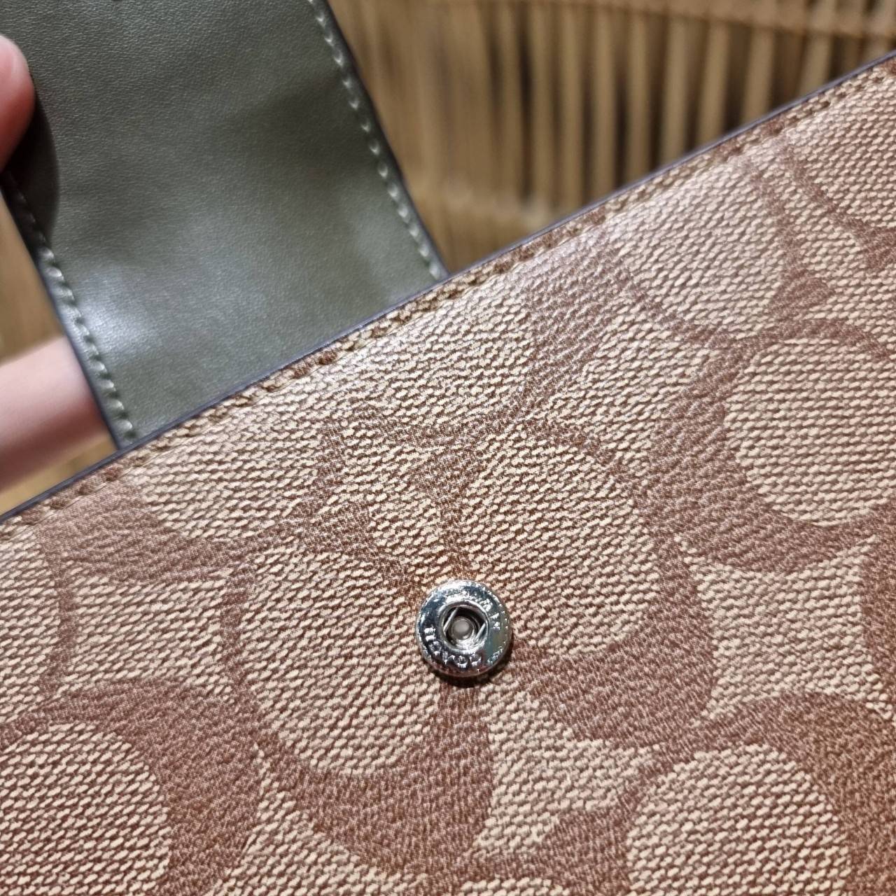 พร้อมส่ง 7 สี COACH C2874 TECH WALLET IN COLORBLOCK SIGNATURE CANVAS จัดให้สีใหม่ก่อนใคร!! ดีไซน์ใหม่ คอลเลคชั่นสวยหรู กระเป๋าสตางค์พร้อมสายคล้องมือ ง่ายต่อชีวิตมากจ้า!! มันดีอะไรเบอร์นี้ ใส่ได้ทั้งบัตร และโทรศัพท์ก็ใส่ได้ทุกรุ่น แถมยังมีช่องซิปแยกไปอีก ช