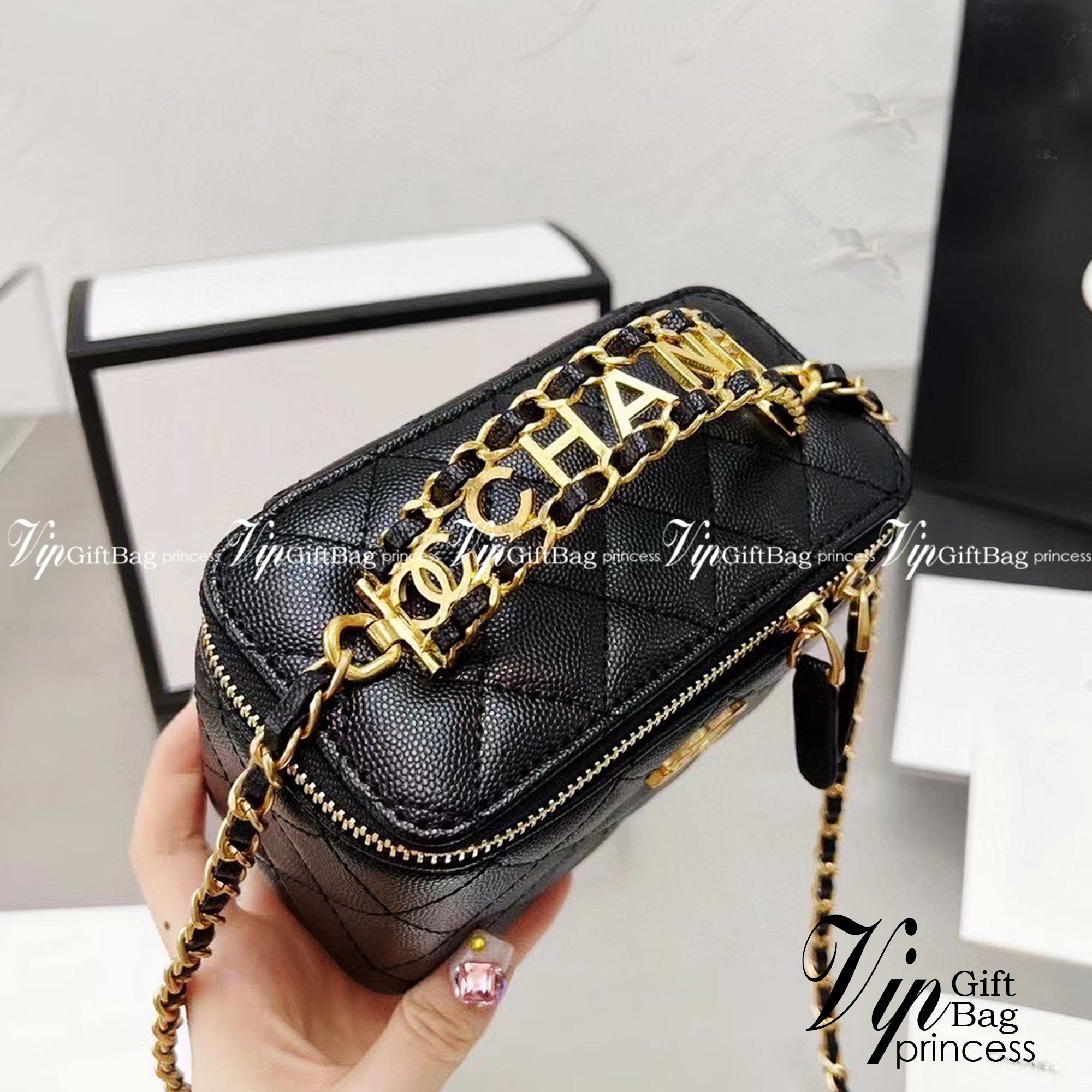 CHANEL VANITY Handle / Chanel vanity with chain and top handle กระเป๋าทรงกล่อง Vanity ซีซั่นใหม่ล่าสุด พร้อมกับหูจับอะไหล่ทอง แต่งโลโก้แบรนด์ สวยหรูมาก หนังฟูสวยใส่โทรศัพท์ได้สบายๆ เลยค่ะ มีช่องสำหรับใส่การ์ด ฮอตสุด น่ารักสุด กระเป๋าทรงกล่องใบเล็กน่ารัก ง