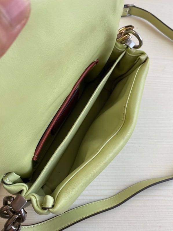 Coach Pillow Tabby Shoulder Bag 18 หนัง nappa หนานิ่ม นุ่มมากๆ รุ่นใหม่ล่าสุดค่ะ! พร้อมโลโก้รุ่นใหม่ด้วยเช่นกัน เพิ่มความหรู ดูดีเข้าไปอีกค่ะ เปิดปิดกระเป๋าแบบกระดุมแมาเหล็ก ภายในมีช่องใส่ของสองช่อง; สามารถใส่กระเป๋าเงินใบสั้นได้;พาสปอร์ตได้;มือถือได้ ค่ะ