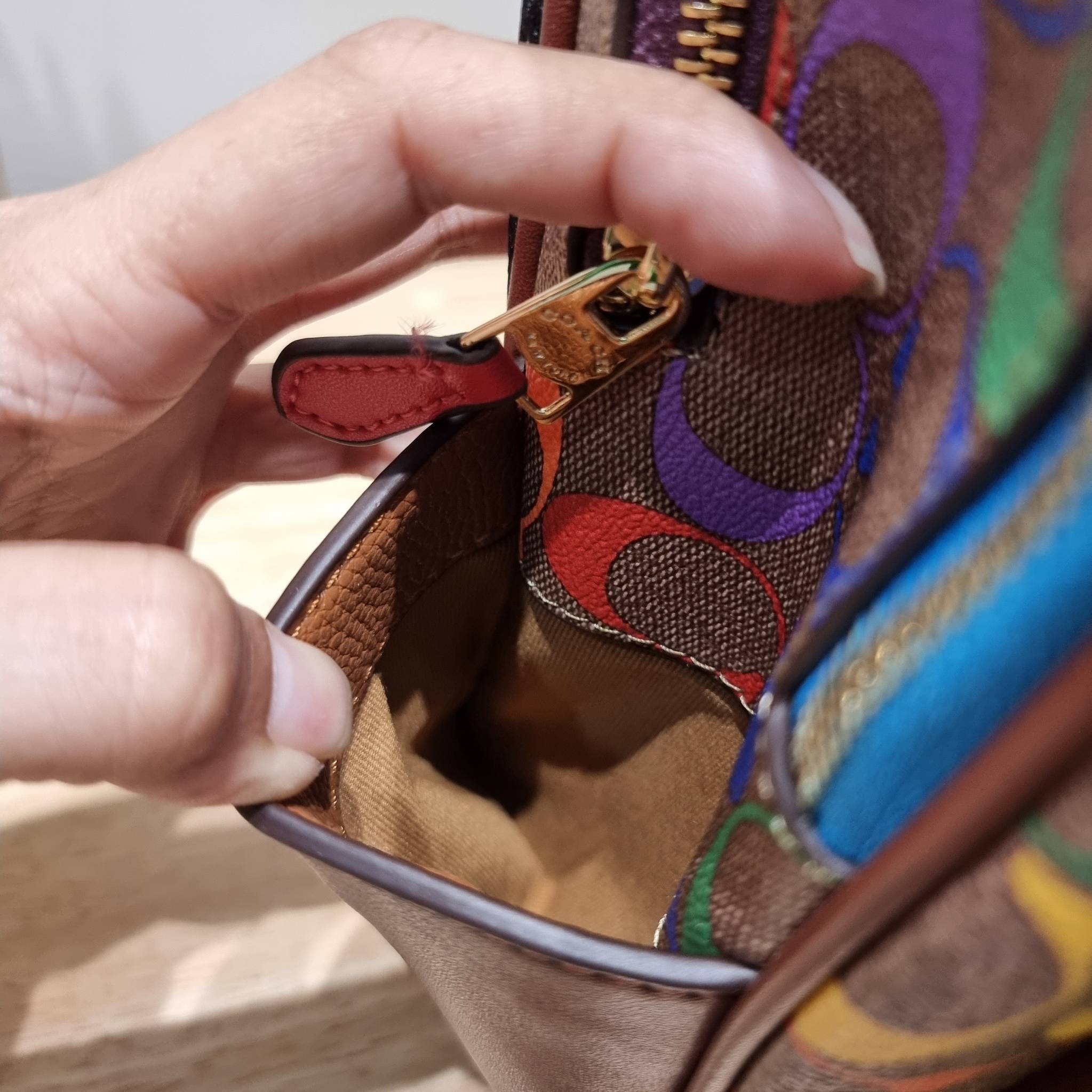 Coach Court Backpack In Rainbow Signature Canvas CA140 กระเป๋าเป้ต้องมาแล้ว ช่วงส่งท้ายปี เทศกาลที่ใครๆก็ไปเที่ยว ใบนี้ตอบโจทย์แน่นอน โดดเด่นด้วยลวดลายสีรุ้ง วัสดุหนังแคนวาส มีช่องซิปให้เลือกใส่ได้มากมาย แย่งสัดส่วนไว้เป็นอย่างดี ด้านหลังบุนวมซอฟท์หลังเวล