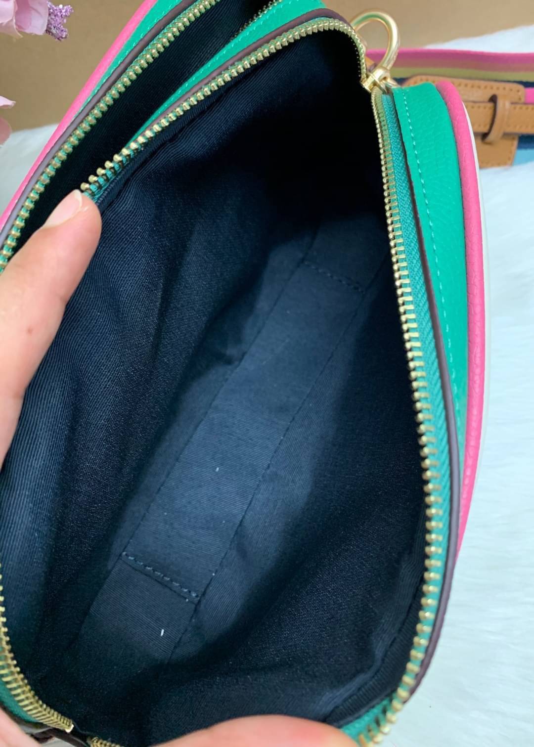 Coach Leather Jes Crossbody in Colorblock ((72704)) กระเป๋าสะพายข้าง//ครอสบอดี้ร์ วัสดุหนังแท้ หนังนิ่มสวยงาม มากๆค่ะ ด้านหน้ามีโลโก้แบรนด์เด่นชัดสะดุดตา ช่องหลักแบ่งเป็น2ซิป แต่ละช่องกว้าง ใส่กระเป๋าเงินใบยาวได้ ของอื่นๆได้จุค่ะ มีช่องเล็กให้ใส่ของจุกจิก