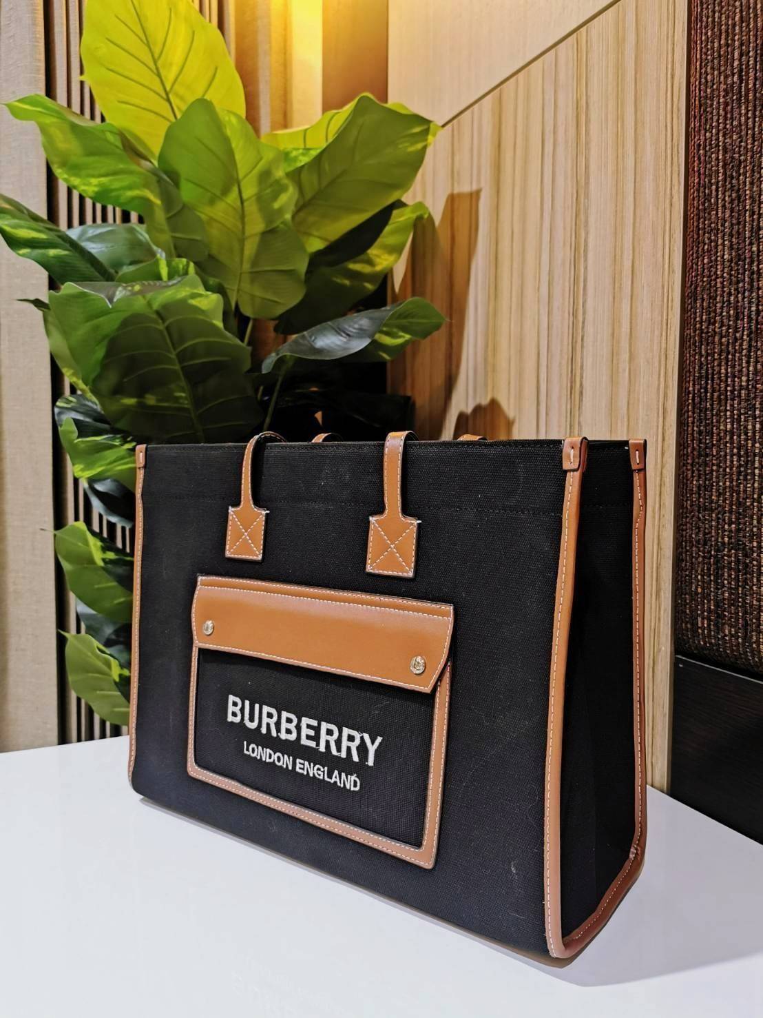 BURBERRY FRAGRANCES LARGE TOTE BAG วัสดุ Canvas & Leather ทรงเหลี่ยมมาในสี TwoTone ดีไซน์สวยอยู่ทรงสไตล์ Casual ด้านหน้ามีช่องใส่ของ ภายในโล่งกว้างและจุสุดๆสามารถใส่เอกสารA4 หนังสือ ของใช้ได้เยอะ น้ำหนักเบา อะไหล่แบรนด์สีทองหรู หูหิ้วหนังสะพายไหล่ได้ พร้อ