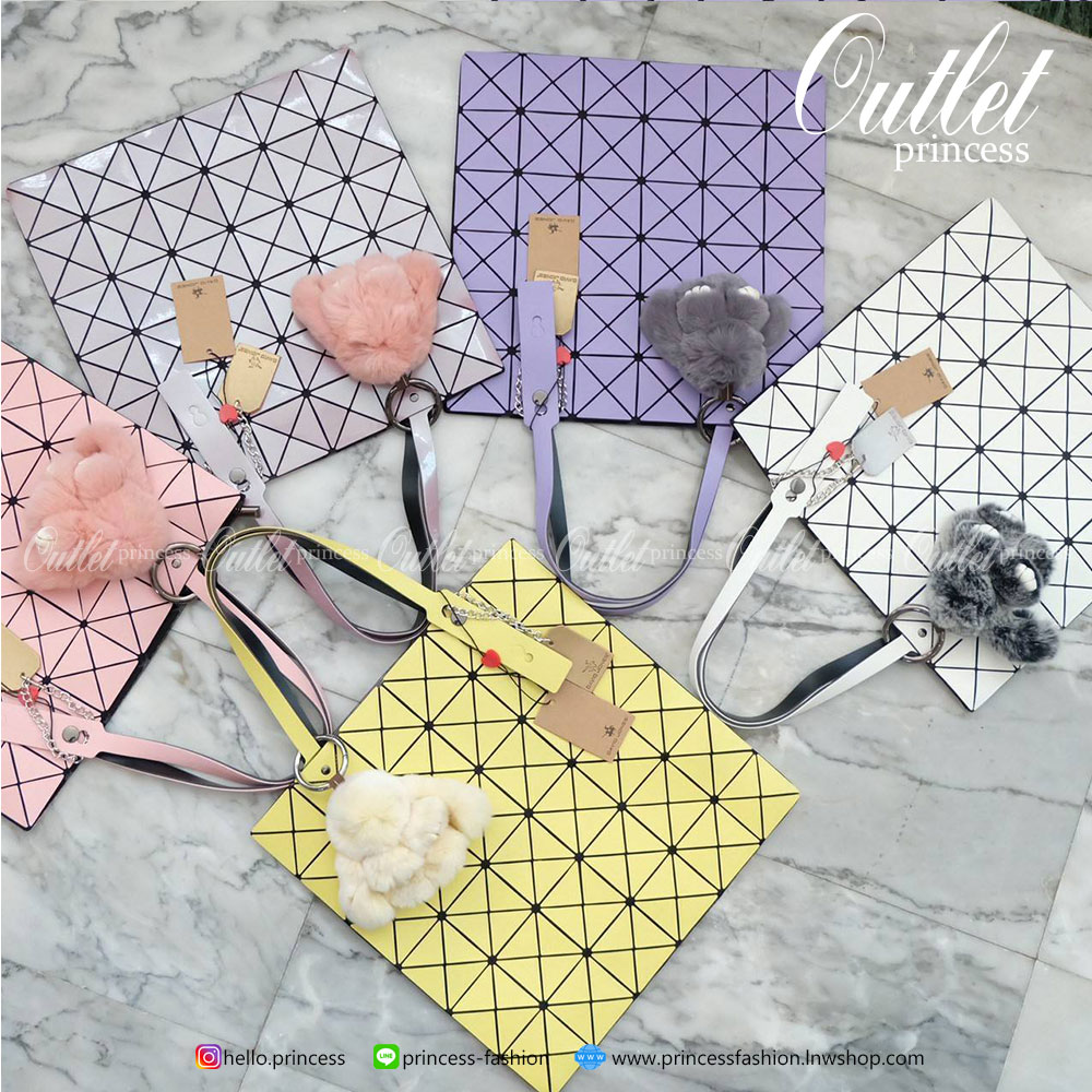 ทรงสุดฮิตจากแบรนด์ David Jones รุ่น Candy color ใบนี้ มาพร้อมกับน้องกระต่าย DV ขนฟู นิ่มๆ สีเข้า set กับกระเป๋าคะ กระเป๋า ทรง Tote ตัวกระเป๋าเย็บติด ด้วยแผ่นอคิลิค ตัดขอบลายวิ้งๆ สุดหรู ดีไซน์เกร๋ จุดเด่นที่ น้ำหนักเบา สามารถ ถือ หรือ สะพายไหล่ได้คะ ใบใหญ