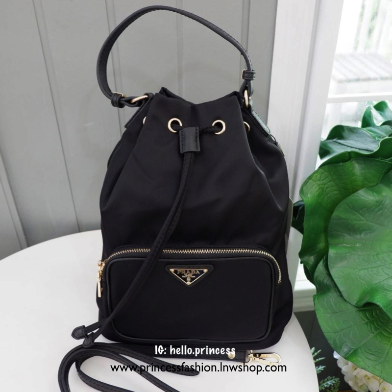 Prada bucket bag M Best seller! กระเป๋าทรงขนมจีบสุดฮิต size ใหญ่กำลังดี วัสดุ nylon silk คุณภาพดี สินค้า premium gift จากแบรนด์ Prada อะไหล่ทองทั้งใบ ด้านหน้าประดับ logo brand เปิดปิดแบบเชือกรูด drawstring ภายในกว้าง ใส่กระเป๋าสตางค์ยาวได้ มีช่องเล็ก และช