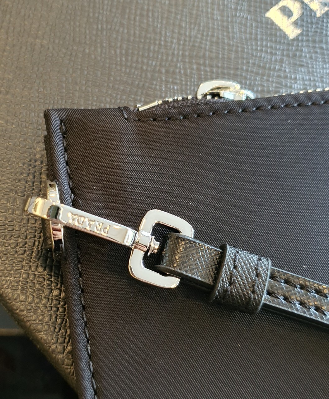 PRADA Clutch Bag / Prada Re-Nylon Logo-Plaque Clutch Bag - Black รุ่นใหม่พร้อมส่ง! กระเป๋าคลัชต์ กระเป๋าคล้องมือ แบรนด์ Prada อีกรุ่นที่ขนาดกำลังน่ารัก ตัวกระเป๋า เป็น Nylon เต็มใบ กันน้ำ