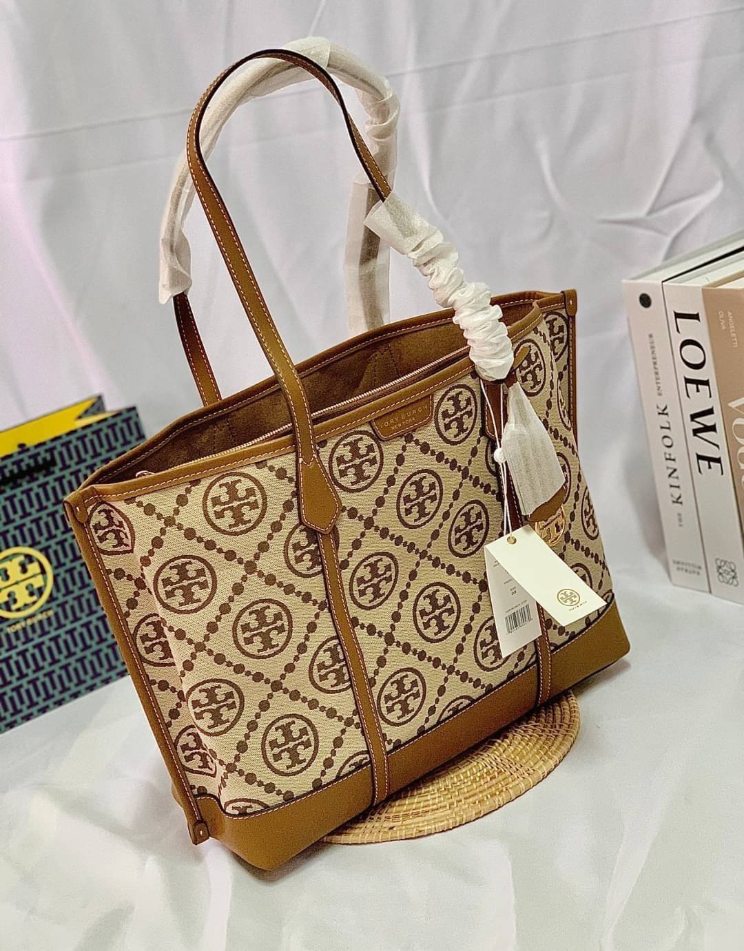 OUTLET 】หลงรักใบใหญ่ ได้ไปไม่ผิดหวังแน่นอนจร้าา😘 TORY BURCH T MONOGRAM JACQUARD TOTE BAG กลับมาอีกครั้ง พร้อมสีออกใหม่! พร้อมส่งค่ะ! กระเป๋าหิ้ว//สะพายไหล่ ใบใหญ่ แต่น้ำหนักเบา วัสดุJacquardทอลายแบรนด์+หนังแท้ ได้ลงตัวและร่วมสมัยมากๆค่ะ มีป้ายอะไห
