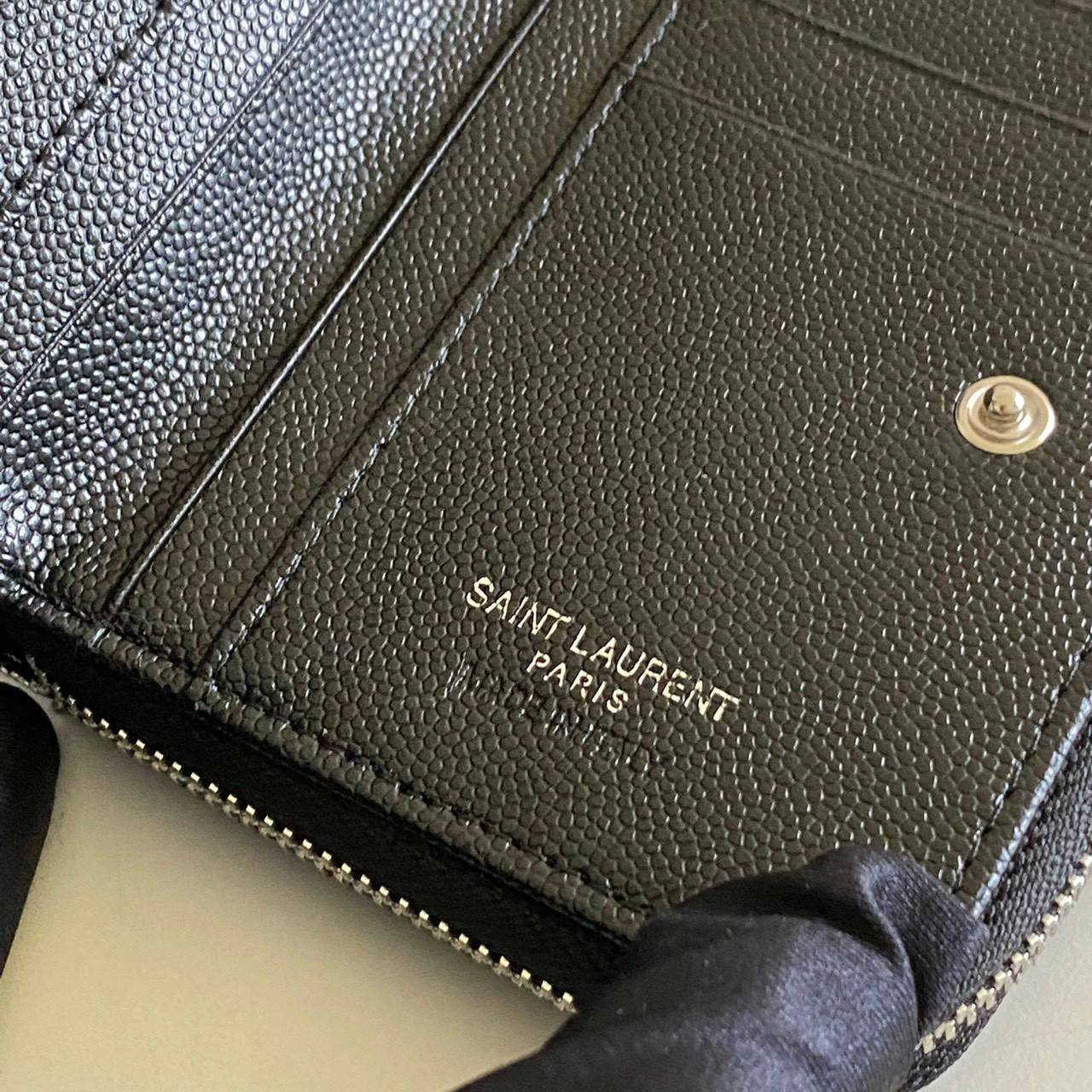 VIP GIFT 】หนังแท้ YSL Saint Laurent monogram compact zip short wallet มาแล้วจร้า ถามหากันเยอะมากๆ กระเป๋าสตางค์ใบสั้นที่ใส่แบงค์ ใส่บัตร ใส่เหรียญได้เยอะสุดๆ มีสองด้านซิปและพับ ใบเดียวครบจบเลย หนังสวยมาก ละเอียดสุดๆ