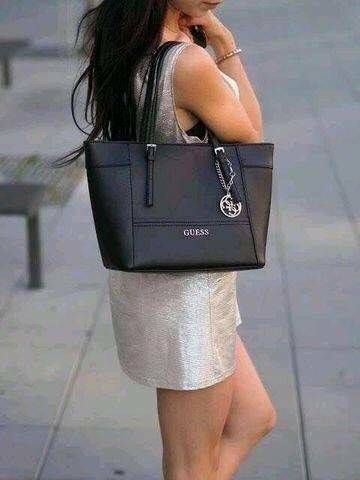 GUESS SHOPPER BAG กระเป๋าถือทรง Tote วัสดุหนังลาย Saffiano สวยอยู่ทรงสไตล์ PRADA ขนาดใหญ่ น้ำหนักเบา ด้านหน้าปั้มโลโก้แบรนด์ ประดับโลหะTAG โลโก้ตัว G อะไหล่เงินที่หูกระเป๋าถอดเเยกใช้ได้ เปิดปิดด้วยซิปเดียวใช้งานง่ายภายในมีsignature ยังมีช่องซิปและช่องเล็ก