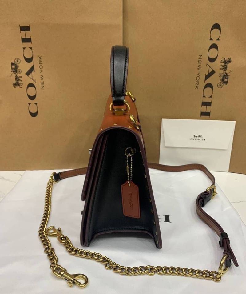 Coach Parker Top Handle In Signature Canvas With Rivet สินค้าใหม่ทรงน่ารัก ใช้แล้วดูแพงมากกก มีช่องใส่ขนาดกว้าง ใส่ของได้จำนวนมาก แถมยังสามารถถือเก๋ๆ แบบคุณนาย หรือสะพายเป็น crossbody ก็ได้ โดดเด่นด้วยลายsignature coach ใครยังไม่มีห้ามพลาดดดเลยนะ ของสวยจร