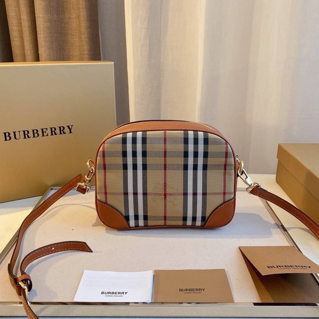 BURBERRY CROSSBODY VINTAGE BAG กระเป๋าสะพายทรง camera ซิปบน ลายซิกเนเจอร์แบรนด์ มาพร้อมสายสะพายยาวครอสบอดี้ งานสวยเป๊ะปั๊มทุกจุด สวยอยู่ทรง เปิดปิดด้วยซิปยาว ภายในมีช่องแบ่งเป็นสัดส่วน สามารถใส่มือถือ iphone เงิน ของจุกจิกได้ สายสะพายหนังยาวปรับระดับได้ อ