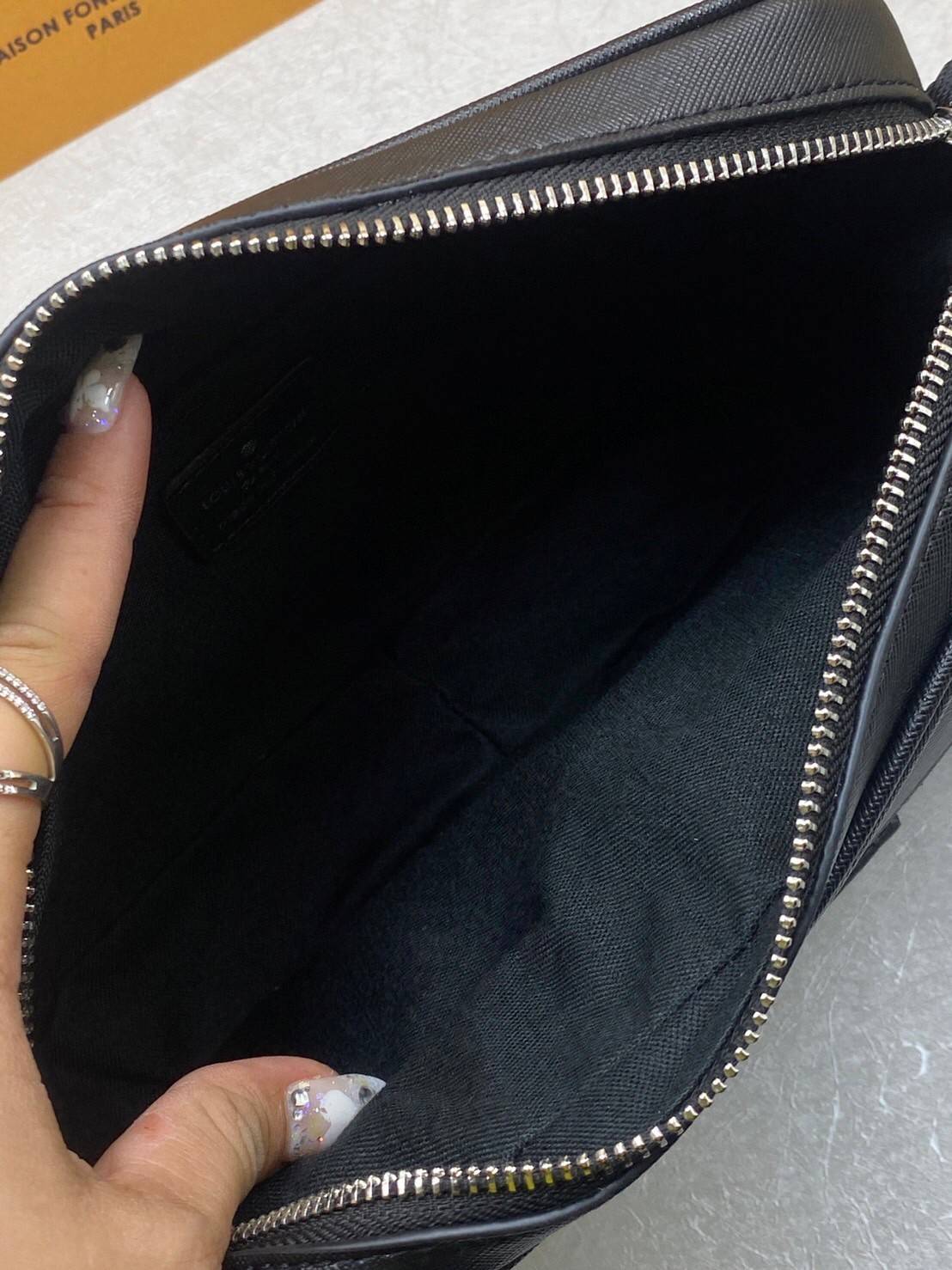 LV Messenger OUTDOOR Bag M30233 กระเป๋าแมสเซนเจอร์ กระเป๋าสะพายข้าง เป็นทรงที่ได้รับความนิยมอย่างมาก เนื่องจากมีขนาดกำลังดี พกพาสะดวกและมีดีไซน์หลากหลาย