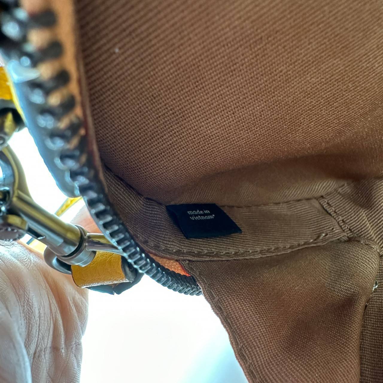 COACH X PEANUTS CANTEEN CROSSBODY WITH SNOOPY PRESENT MOTIF (CE845,CF290) กระเป๋าสะพายข้างทรงกลมไซส์มินิ มีหูจับ วัสหนังแท้ ด้านหน้าโดดเด่นด้วยรูปการ์ตูนSnoopy