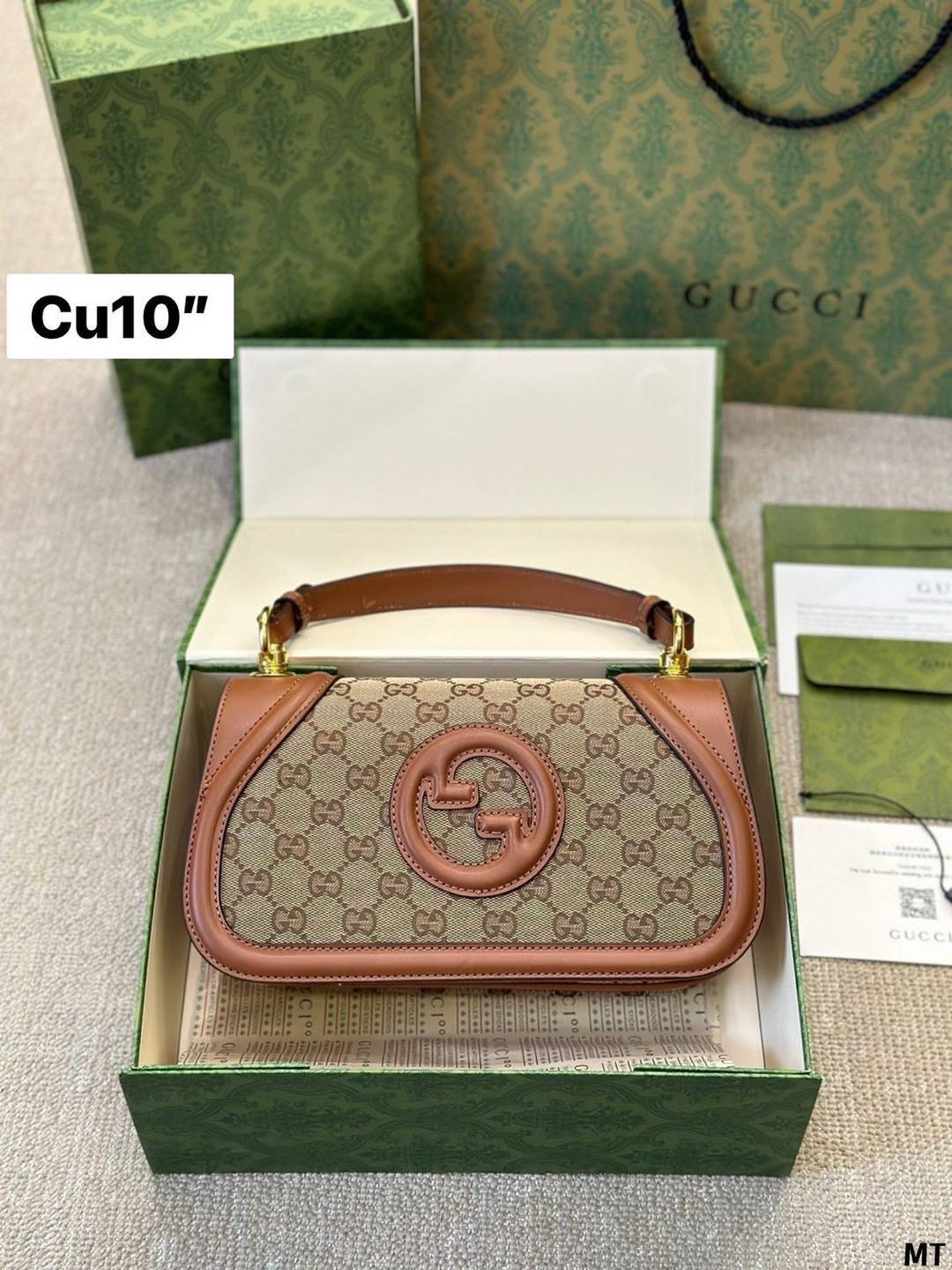 GUCCI Blondie small top handle bag กระเป๋าสะพายรุ่นใหม่สุดไอคอนนิก หนังแคนวาสสวยมากแถมยังมีกลิ่นหอมอ่อนๆ มาพร้อมหูจับและสายสะพายยาวปรับระดับได้ เหมาะมากสำหรับให้เป็นของขวัญ หรือจะให้ตัวเองก็ดีงามมากๆ