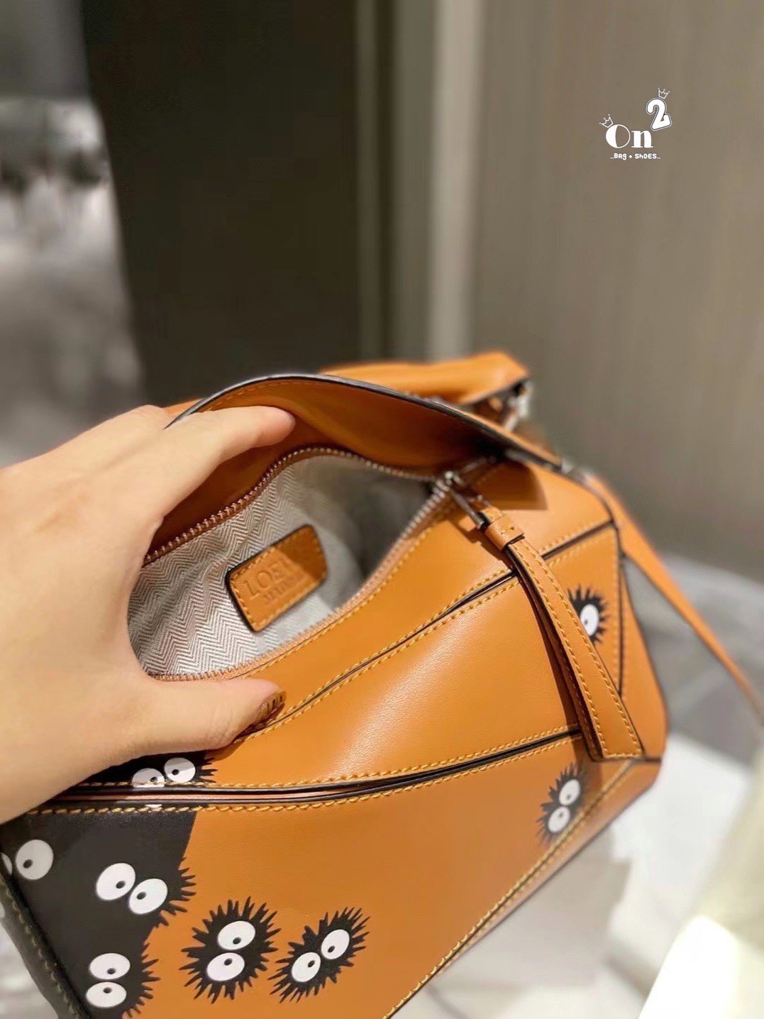 Loewe Puzzle Bag / Loewe X My Neighbor Totoro Puzzle bag การร่วมงานสุดคิวท์ที่น่าจับจอง สำหรับใครที่ชื่นชอบการ์ตูนแอนิเมชั่นญี่ปุ่นอย่าง My Neighbor Totoro การออกแบบคาแร็กเตอร์ที่ใครๆ ต่างก็บอกว่าน่ารัก ล่าสุดก็เป็นที่น่าตื่นเต้นอีกครั้ง เมื่อสตูติโอดังได