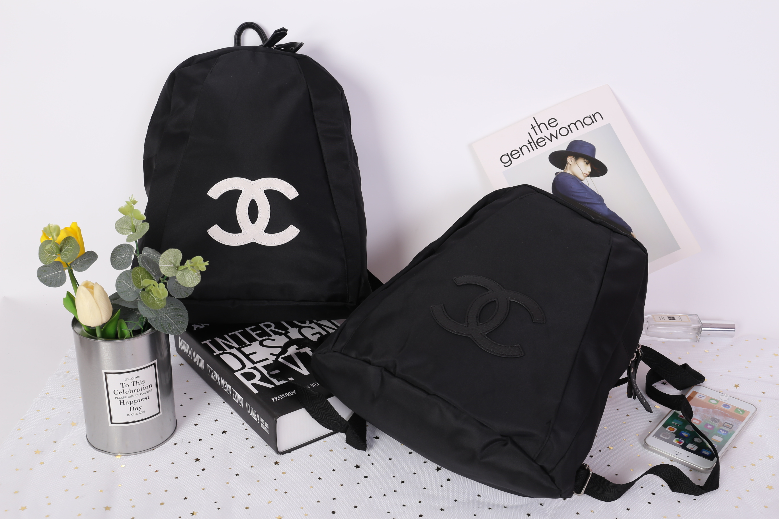 Chanel VIP Gift Large Backpack (พร้อมส่งโลโก้ดำ,ขาว) สินค้าเป็นของแท้ ใหม่จากเค้าเตอร์เครื่องสำอาง/น้ำหอมแบรนด์ กระเป๋าเป้ของแท้จาก Chanel VIP Gift Bag วัสดุไนล่อน หัวซิปทำจากหนังปั้มชื่อแบรนด์ ด้านในเป็นช่องกว้าง และมีช่องซิปเล็ก ตัวสายสะพายด้านหลังเลื่อ