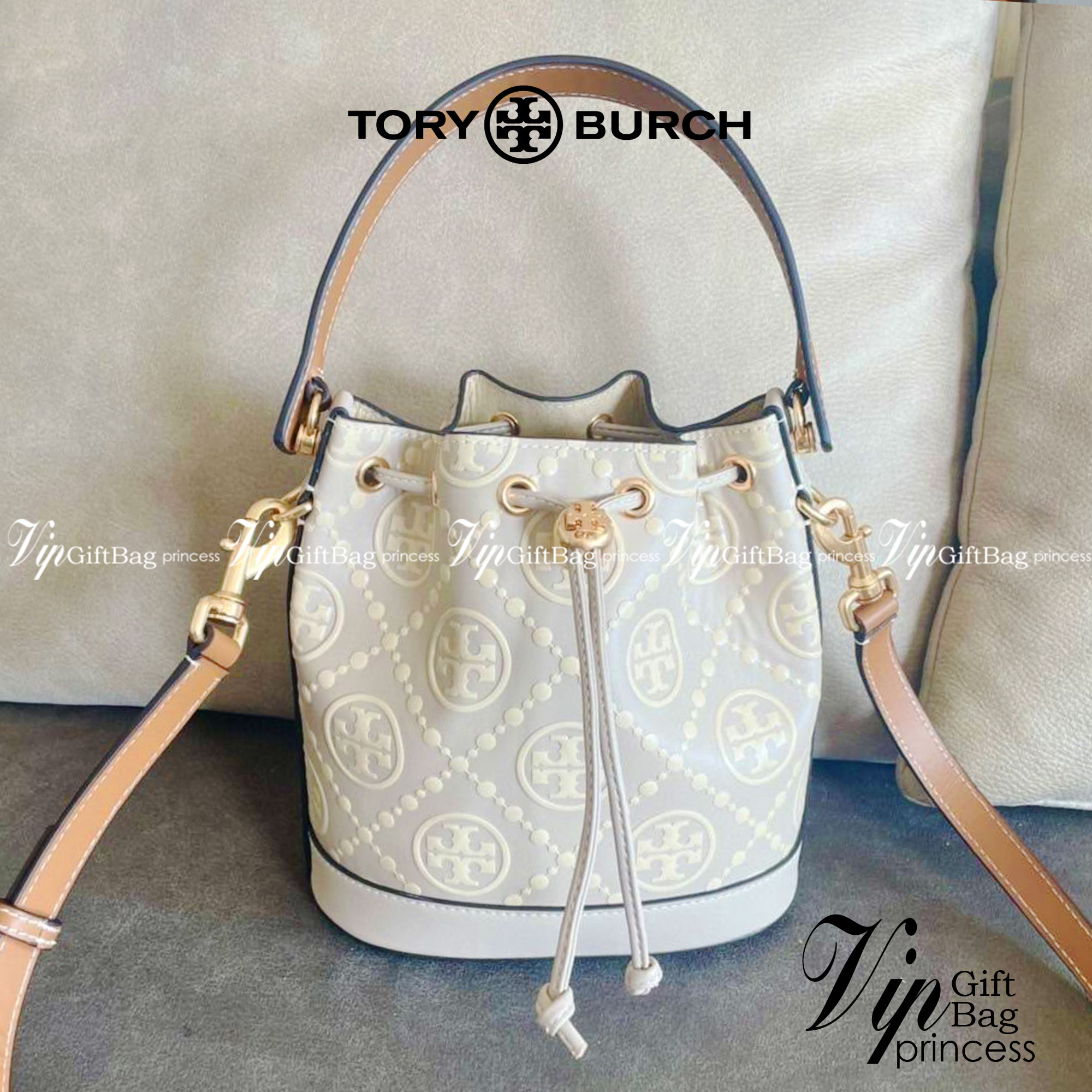 Medium : Tory Burch T Monogram Embossed Bucket Bag กระเป๋าถือหรือสะพายไหล่ ประดับด้วยลวดลายอันเป็นสัญลักษณ์ของแบรนด์ ถูกประดิษขึ้นด้วยความพิถีพิถันวัสดุหนังอย่างดี ด้านในบุด้วยหนังไมโครซูแอคเนื้อนุ่มทำความสะอาดง่าย กระเป๋าผ่าหลังด้านนอก1ช่อง ด้านใน 1ช่อง 