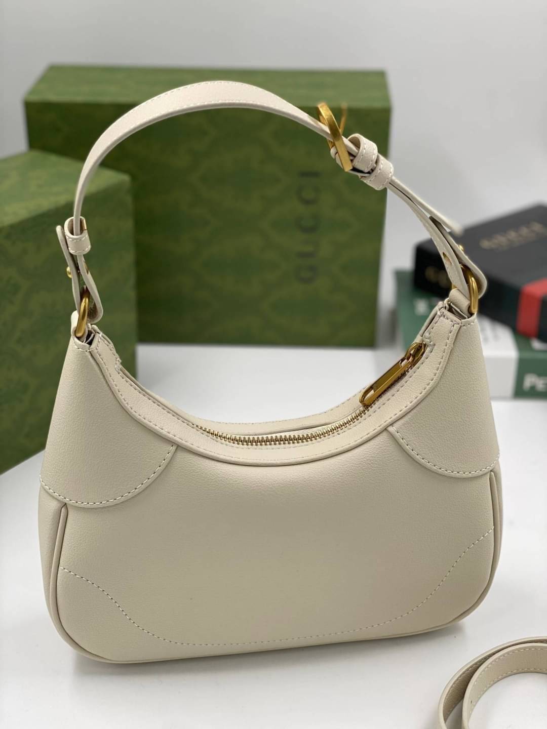 GUCCI Aphrodite small shoulder bag กระเป๋าสะพายทรงคลาสสิค ดีไซน์ย้อนยุคผสานความโมเดิร์นด้วยรูปทรงพอช ที่ใช้งานได้ทุกสไตล์ วัสดุหนังแคนวาส ทนทาน ภายในกระเป๋าเป็นช่องโล่ง