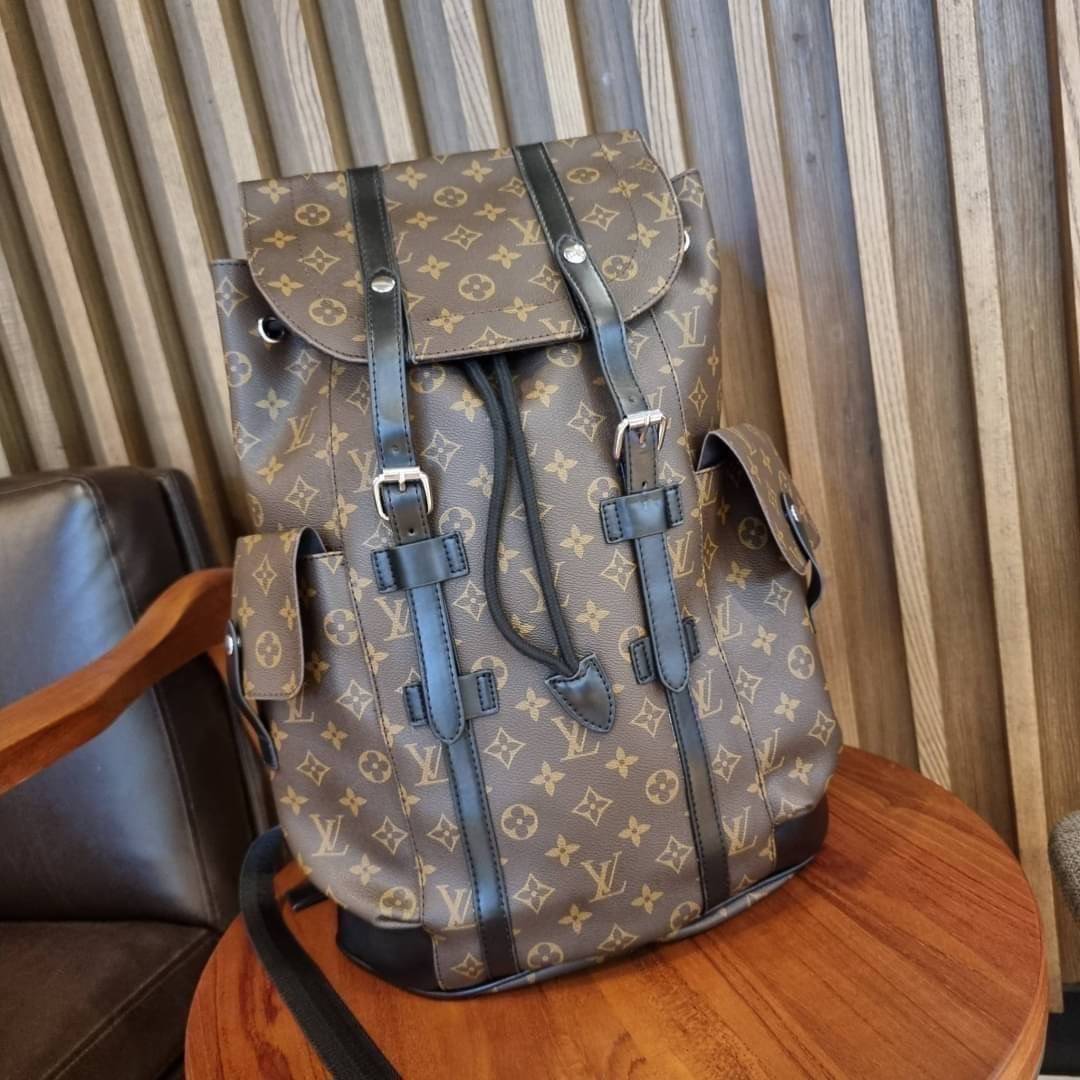 LV Christopher PM Monogram Eclipse Reverse เป้สะพายหลังใบใหญ่ LV MONOGRAM BACKPACK ที่หนุ่มๆตามหากันมากที่สุด LONG WEEKEND กระเป๋าใบใหญ่ต้องมี!! รุ่นสุดฮอต!! ด้วยรูปทรงที่คลาสสิค สไตล์เอกลักษณ์ วัสดุหนังแคนวาส ทนทาน