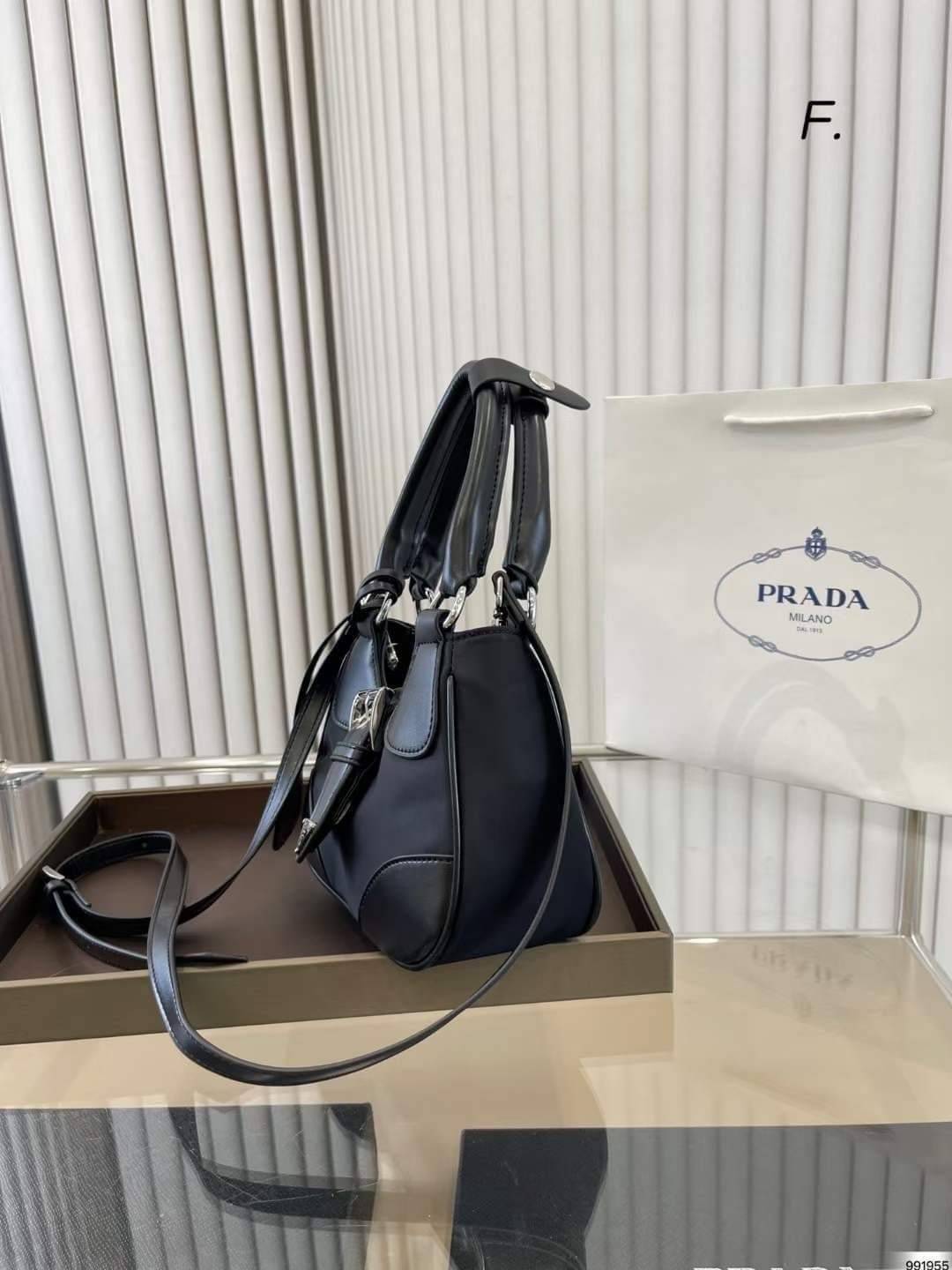 PRADA Moon Re-Nylon and leather bag ใหม่ล่าสุด กับคอลที่ใครๆเห็นก็ต้องรัก ขนาดกำลังน่ารัก ดีไซน์สวยดุ และยังดูแพงได้อีก
