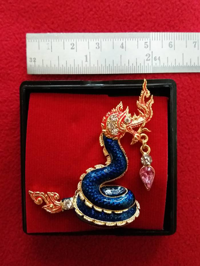 สินค้าหมดค่ะ เข็มกลัดพญานาคสีน้ำเงินประดับพลอยพร้อมกล่องและใบคาถาค่ะ