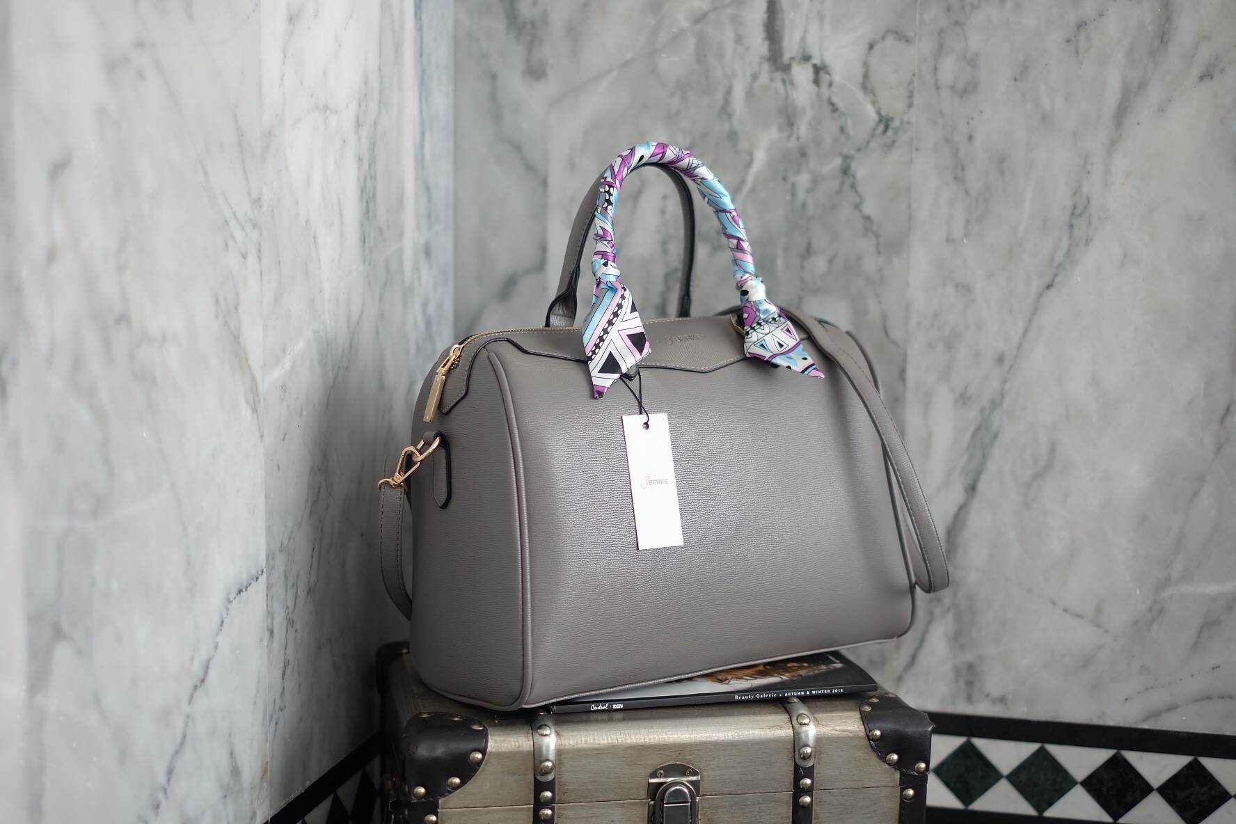 รุ่นใหม่ล่าสุด จากแบรนด์ Berke ขนาด มินิ หนังลายสวยมากคะ ขนาดใหญ่ จุของคุ้ม แต่น้ำหนักเบา ดูแลรักษา ตกแต่งด้วยผ้าพันกระเป๋ารุ่นพิเศษ ปรับ พันเป็นโบว์ได้คะ ทำให้กระเป๋าน่ารักสุดๆ พร้อมสายสะพายยาว ภายในมีช่องซิป และช่องใส่ของจุกจิก 2 ด้าน เลยค่า หูกระเป๋าพั