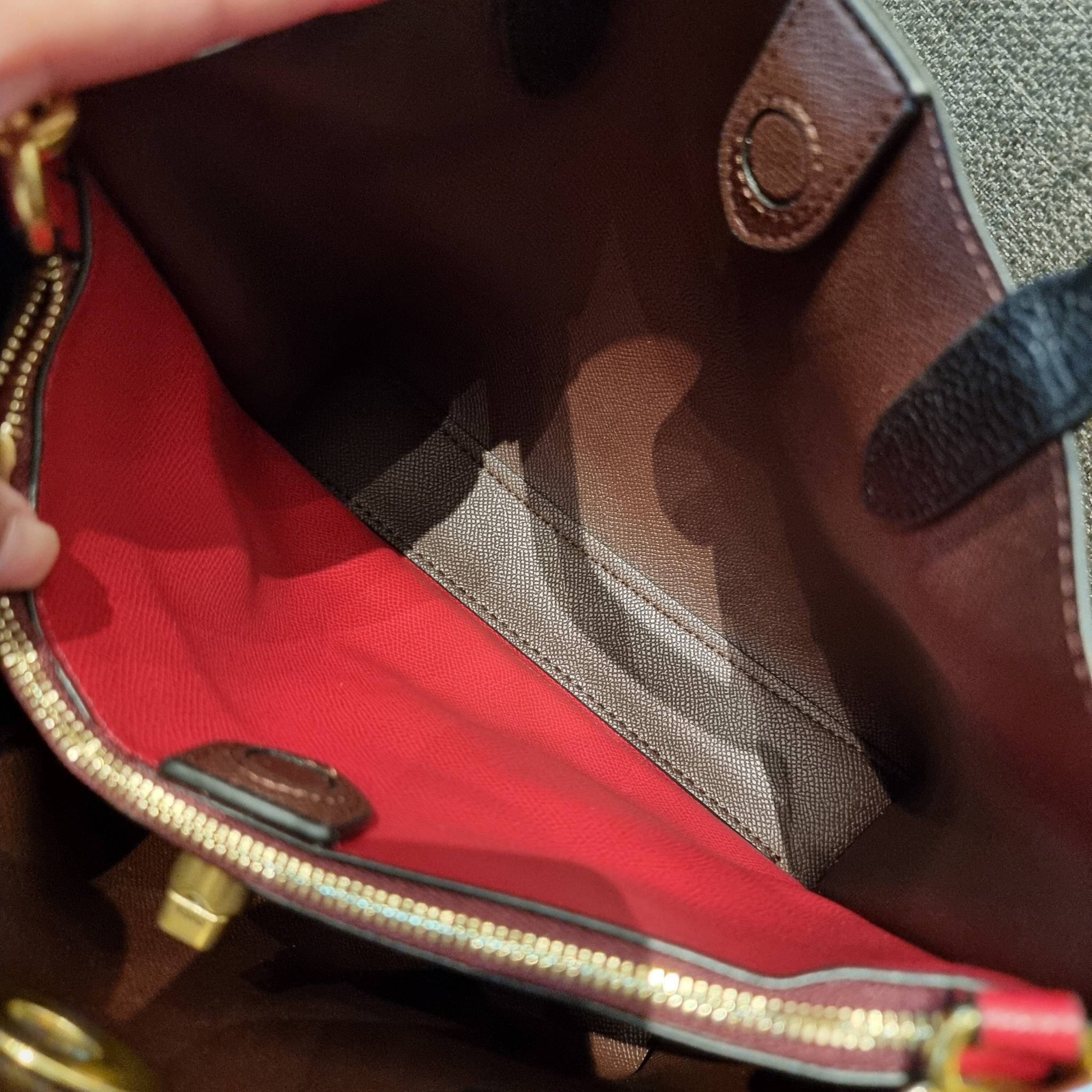 COACH C8561 C8869 WILLOW TOTE 24 IN COLOR BLOCK น้องสาวลุคลูกคุณมาแล้วจ้า กระเป๋าถือ/สะพาย ดีไซน์คัลเลอร์บล็อค ลงตัว เรียบหรู ใบจริงคือผู้ดี๊ผู้ดี ใช่ได้ทุกๆโอกาส วัสดุหนัง pepble อยู่ทรง เปิดปิดด้วยตัวบิดล็อค และอีกฝั่งเป็นกระดุมแม่เหล็ก ภายในโล่งกว้าง ใ