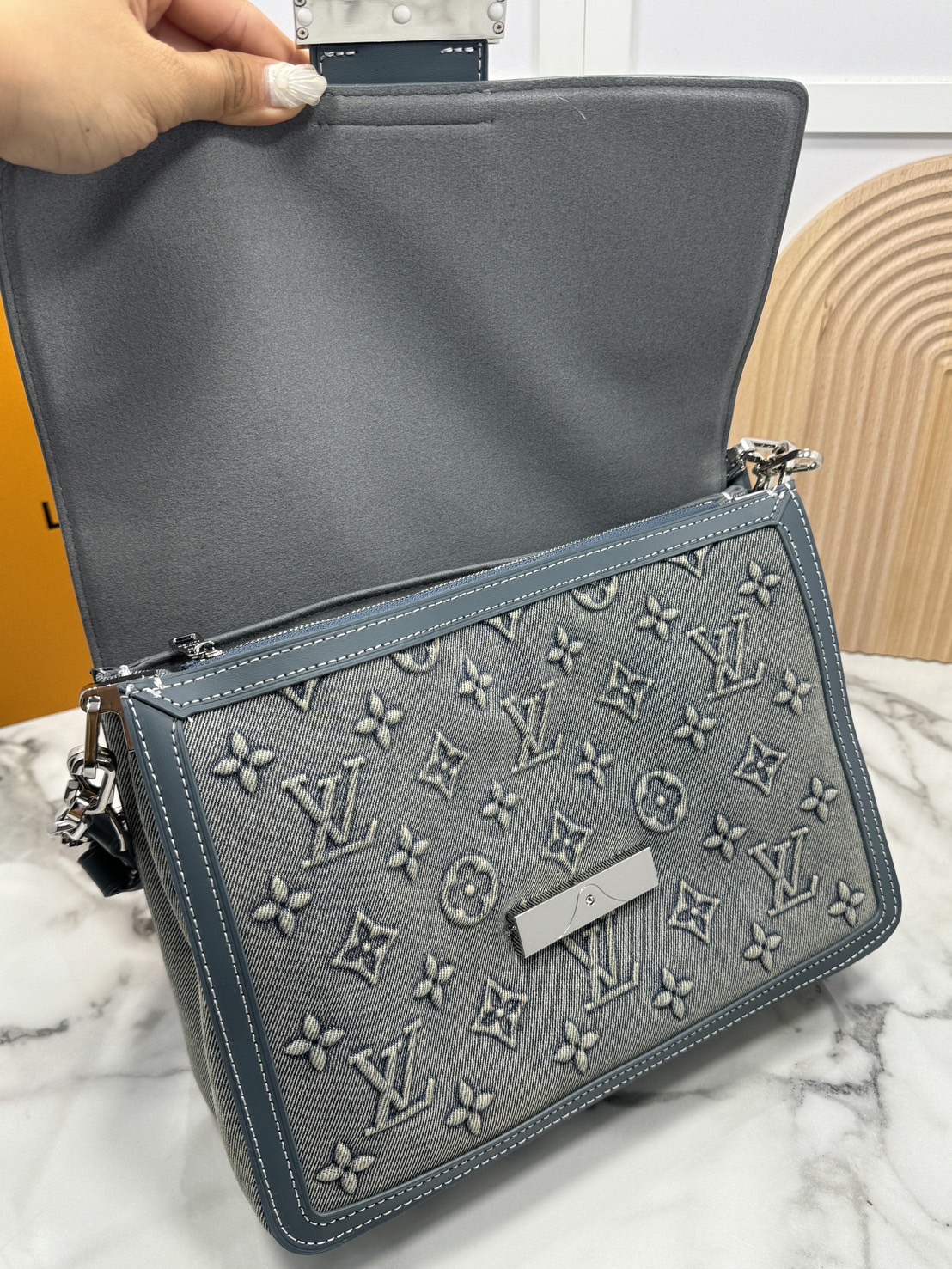 LV Dauphine 30 Monogram Denim Bag กระเป๋าสะพายทรงสวยใบใหญ่คลาสสิกเดนิมซีดสไตล์วินเทจ ปั้มนูนโลโก้ลายโมโนแกรม ใหม่ล่าสุด ส่งท้ายปีแบบสุดหรู กับกระเป๋าสะพายลุคคุณนาย