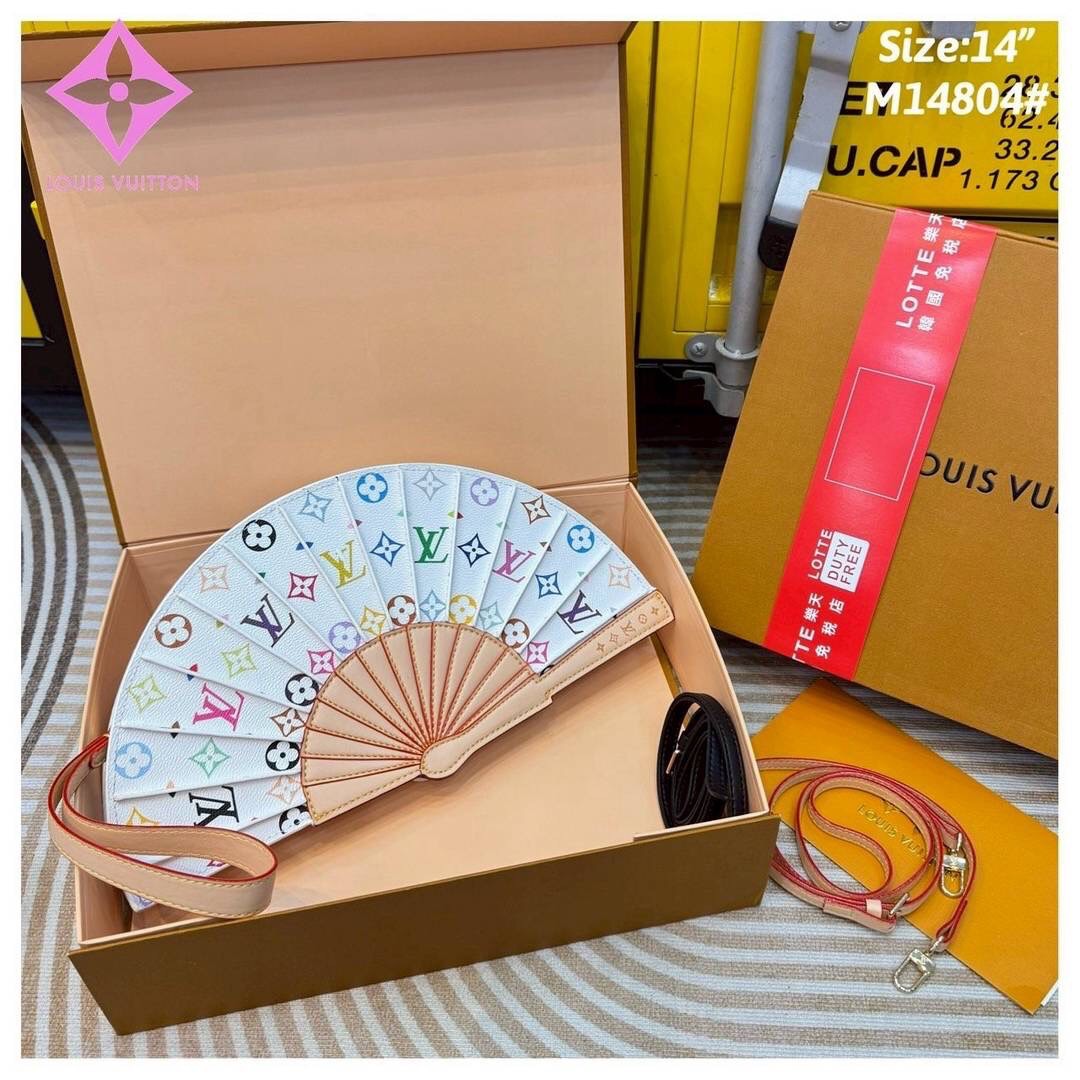 LV Fan Clutch Bag Monogram Flower กระเป๋าทรงคลัชรูปทรงคล้ายพัดพับได้ ดีไซน์น่ารักสดใส ใหม่ล่าสุด โดดเด่นไม่เหมือนใคร