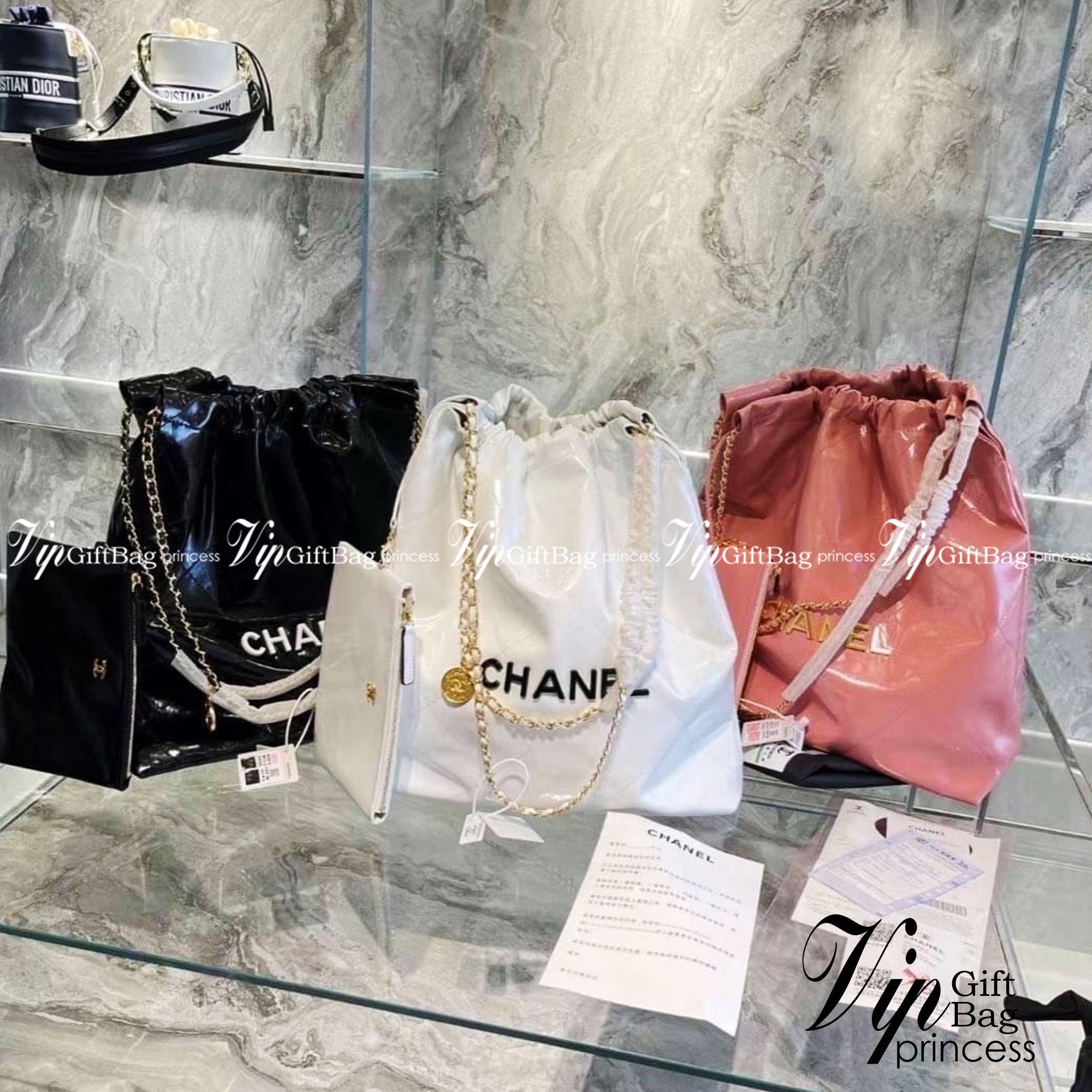 Chanel ss22 Logo CC shopping tote / Chanel 22 handbag มาแรงที่สุดในตอนนี้ก็คือรุ่นนี้เลย ใช้งานง่ายรุ่นนี้สามารถใช้ได้ทั้งผู้หญิงและผู้ชายน้า เกินต้านที่สุดกับไอเท็มนี้ ที่สาวๆหรือใครๆก็ต้องมีแล้ว!! แค่เห็นก็หลงรัก กระเป๋าทรงสวย