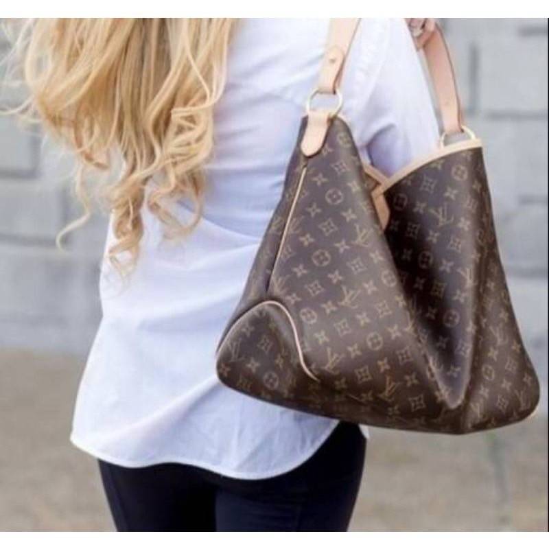 Louis Vuitton Monogram Delight Canvas กระเป๋าสะพายข้างทรงสูงใบใหญ่หนังแกะสังเคราะห์ หูหิ้วปั้มโลโก้ ด้านในมี1ช่องซิป 1ช่องใส่ของจุกจิ๊ก อะไหล่ทองหรูหรา มีสายยาว ถอดสายได้ ปรับระดับได้ จุของได้เยอะ หรูหรา สวยงาม เหมาะกับทุกโอกาศ ต้องมีติดตู้ห้ามพลาดเลยค่า