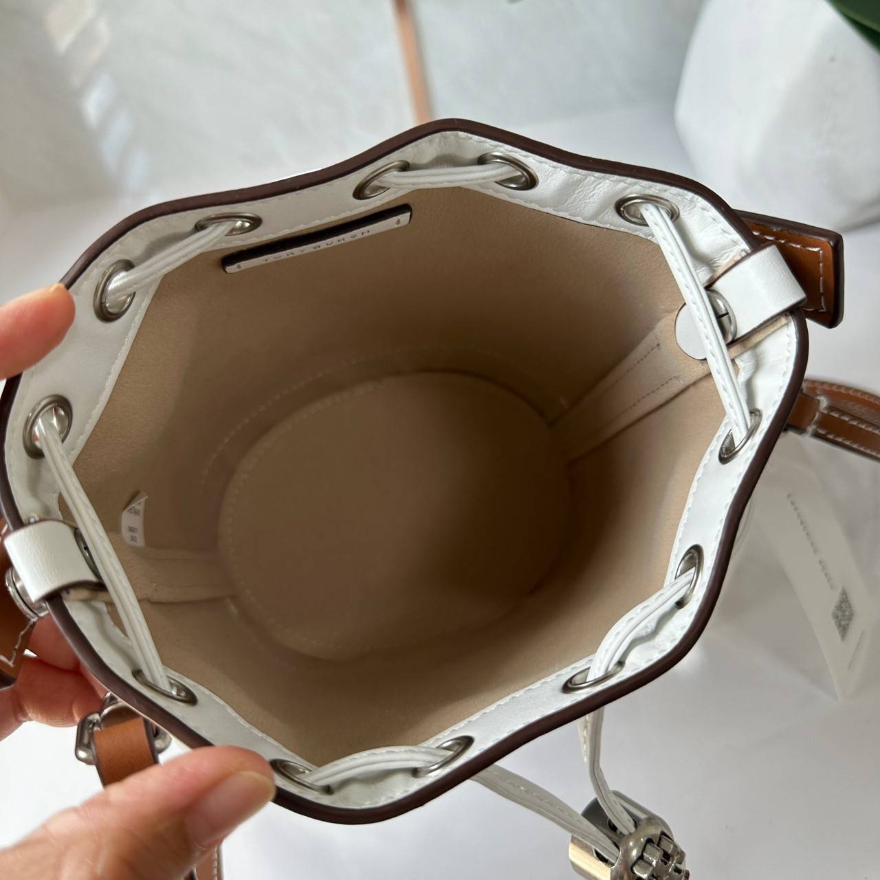 TORY BURCH Mini T Monogram Denim Bucket Bag คอลเลคชั่นใหม่ รูปแบบคลาสสิค พกพาความหรูหราไปได้ทุกที่ด้วยกระเป๋าทรง Bucket ขนาดกลางและปิดด้วยเชือกรูดพร้อมโลโก้แวววาว วัสดุผ้าเดนิมแจ็คการ์ด ตัดขอบหนังแท้ สวยหรู ทันสมัยสุดๆคะ