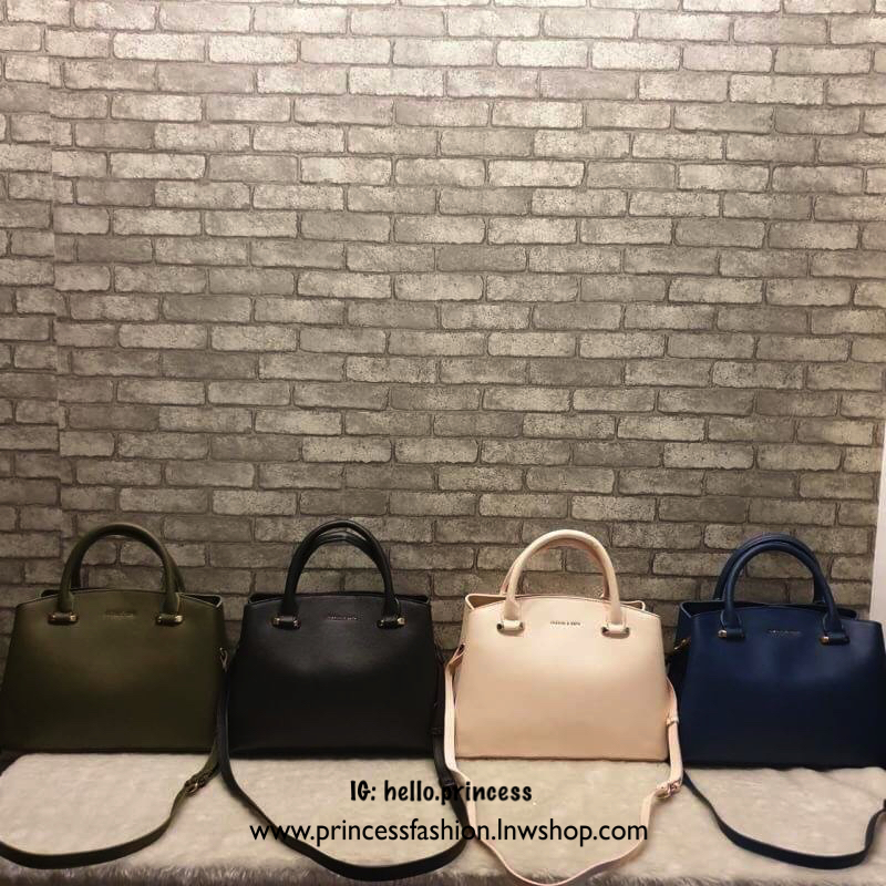 CHARLES & KEITH CLASSIC TOP HANDLE BAG กระเป๋าถือหรือสะพายใบใหญ่ ทรงแข็ง หนัง pu สวย ดีไซน์เรียบหรู ดูดี ด้านหน้าป้ายโลโก้แบบนูน ด้านหลังมีซ่องซิป 1 ช่อง เปิด-ปิดแบบกระดุมแม่เหล็ก ภายในมี 2 ช่องใหญ่ คั่นกลางด้วยช่องซิป มีหมุดรองรองฐานสี่มุม มาพร้อมสายสะพา