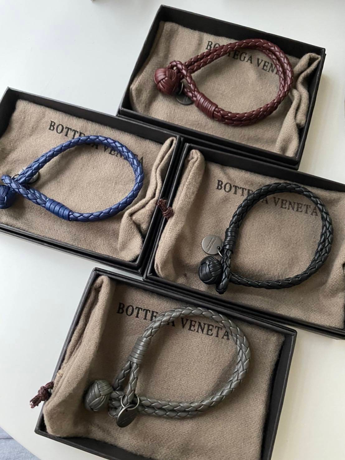 VIP 】♥️ BOTTEGA VENATA bracelet สร้อยข้อมือหนังแท้ งานหนังคุณภาพมากค่ะ ใช้ได้ทั้งหญิงชาย ให้เป็นของขวัญได้ ไม่ผิดหวังเลยค่ะ มีจำนวนจำกัดน้าาา