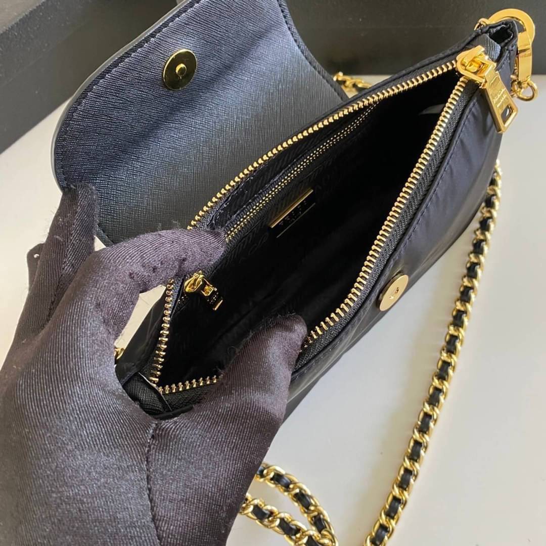 PRADA Tessuto Nylon Convertible Clutch Sling Bag / PRADA nylon crossbody bag เกรดใช้สลับใบจริง หนังแท้ ออริจินอล ใช้งานต่างประเทศได้ รุ่นในตำนานจริงๆ ค่ะ ณ ปัจจุบันยังสวยอยู่ และยังเป็นรุ่นนี้ลูกค้าเรียกร้องตลอดจริงๆ อะไหล่ โซ่เงาสวย