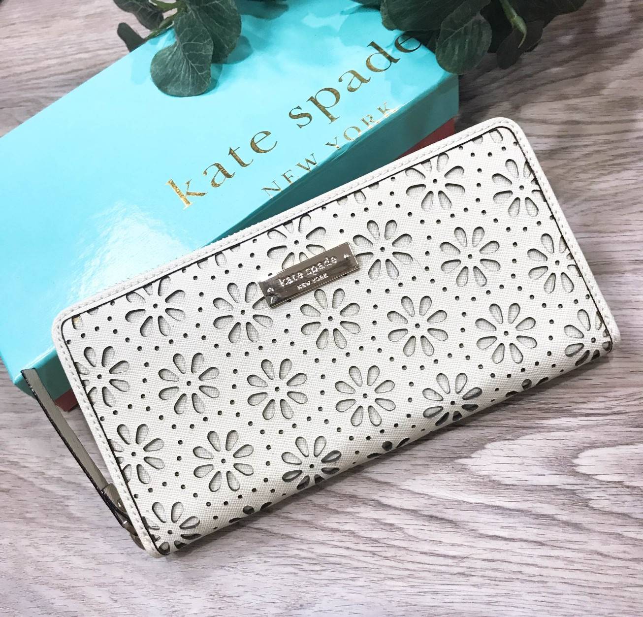 KATE SPADE NEW YORK WOMEN'S ZIPS WALLET New arrival ! กระเป๋าสตางค์ใบยาวหนัง Saffiano ฉลุลายดอกไม้ดูมีดีเทล ด้านหน้าประดับโลโก้แบรนด์ อะไหล่ทอง เปิดปิดด้วยซิป ภายในมีช่องซิป ช่องใส่ธนบัตร และช่องใส่บัตรหลายช่อง ใส่เหรียญ บัตร แบงก์พันมือถือ iphone ได