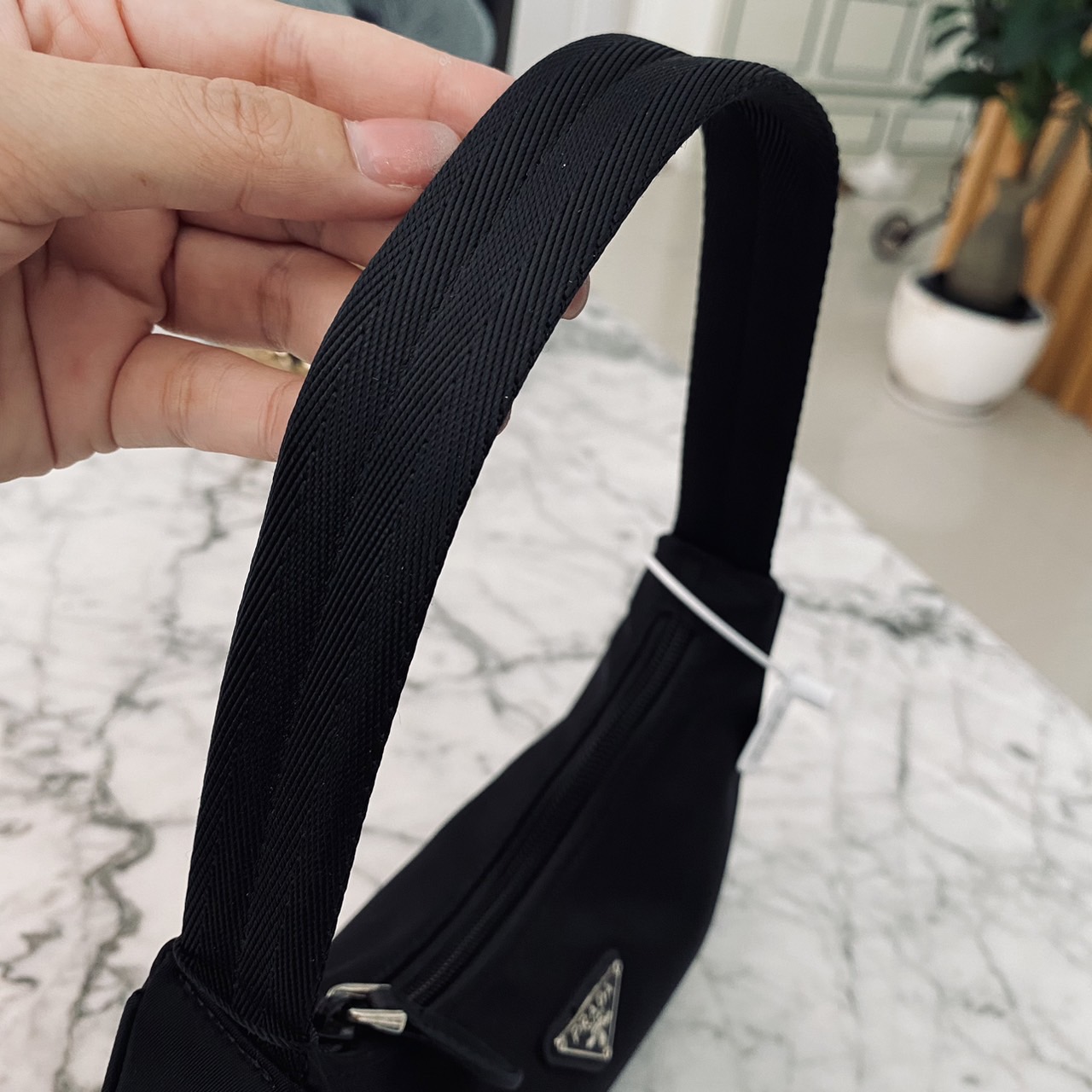 Prada Nylon Shoulder Bag / Re-Nylon Prada Re-Edition 2000 mini-bag กระเป๋าสะพายไหล่ผ้าไนล่อน เรียบแต่หรู คูลแต่เท่ห์ ยกให้ใบนี้ตลอดกาลเลยค่า