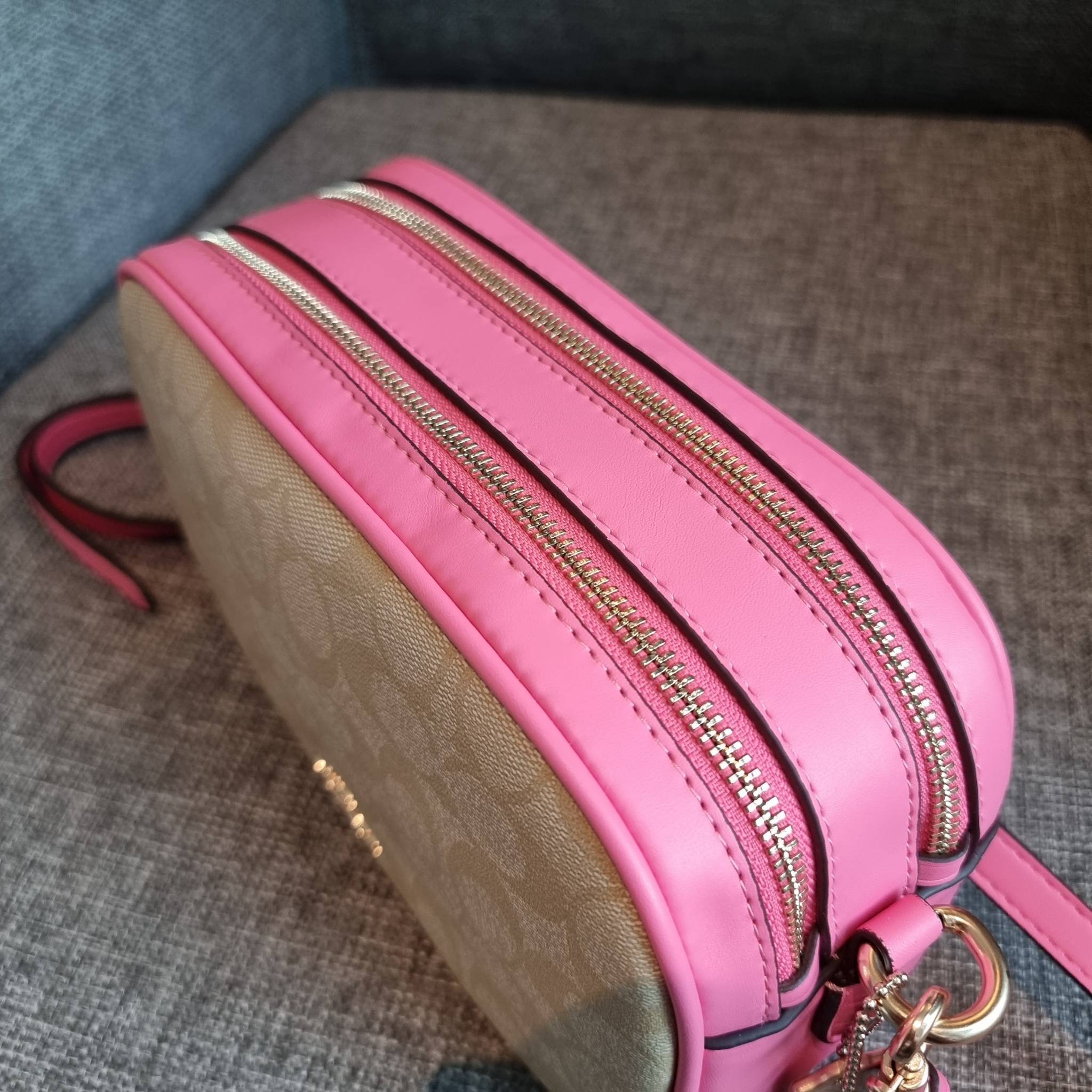 OUTLET 】COACH F68168 JES CROSSBODY IN SIGNATURE CANVAS รุ่นยอดฮิต!! กระเป๋าสะพายข้าง รุ่น 2 ซิป ใบใหญ่จุใจ สีคลาสสิคขายดี!! วัสดุหนังแคนวาสเคลือบลาย เปิด-ปิดด้วยซิป 2 ช่องหลัก ใช้งานง่าย ทรงสวยมากๆรุ่นนี้ มาพร้อมสายสะพาย crossbody ปรับได้ตามตัว ภายในใส่ขอ