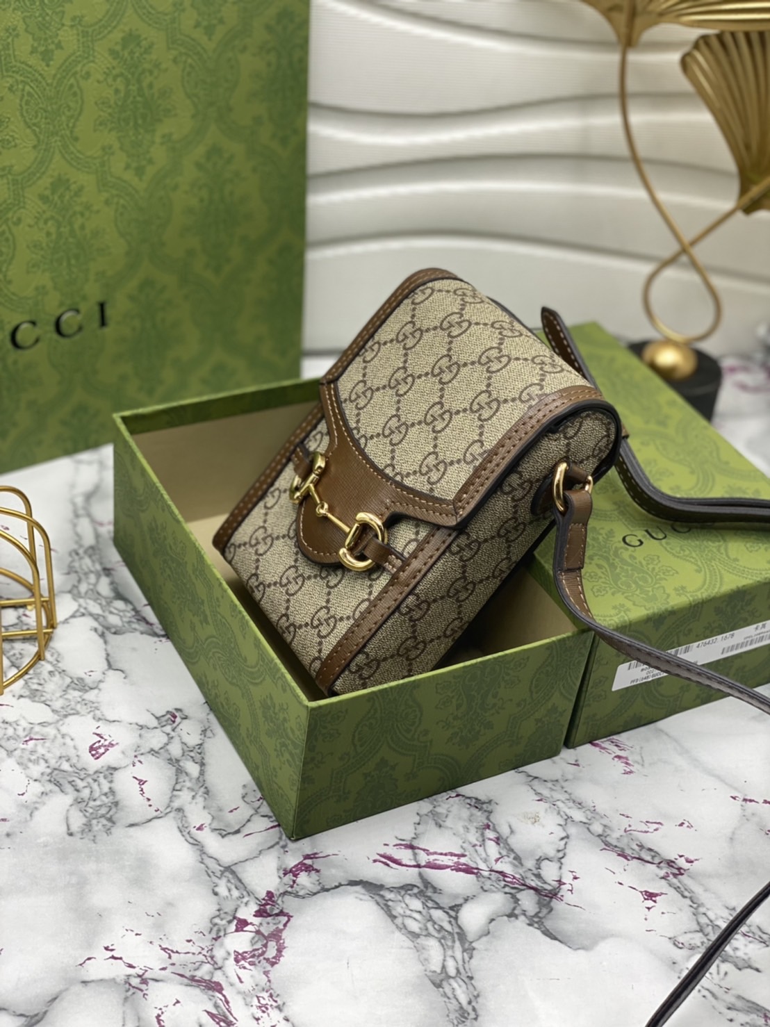 หนังแท้ GUCCI Horsebit phone bag กระเป๋าสะพาย กระเป๋าใส่โทรศัพท์สุดคลาสสิก หนังวัวแท้สีน้ำตาล/สีขาว อะไหล่ทองสวย ดีไซต์สัญลักษณ์วงแหวนตามแบบฉบับแบรนด์ สายสะพายยาวที่สามารถปรับระดับได้ ภาพสินค้าถ่ายจากงานขายจริง ใช้งานต่างประเทศได้ค่ะ