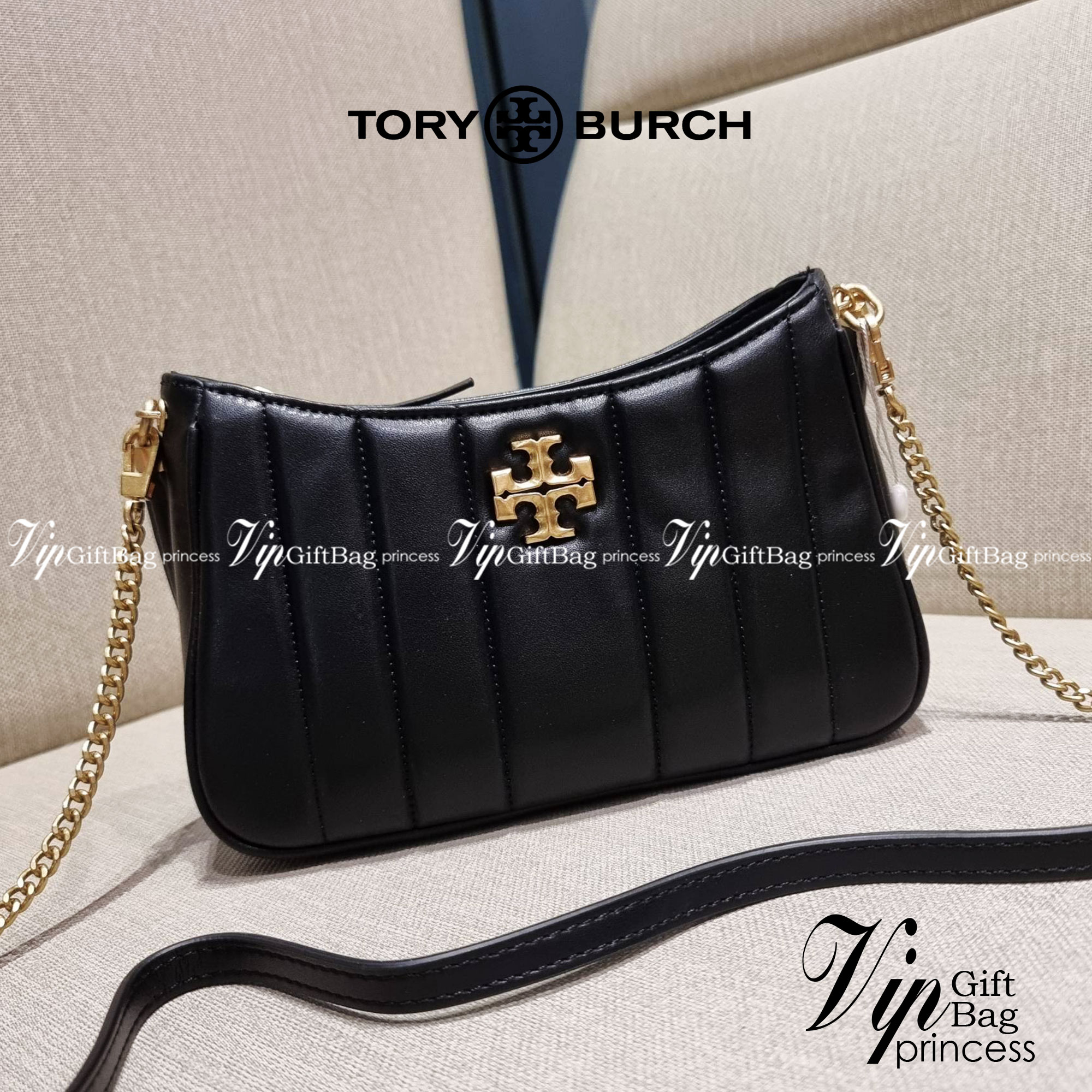 TORY BURCH KIRA MINI BAG กระเป๋าสะพายทรงพอช ง่ายต่อชีวิต!! ดีไซน์บุนวม เส้นคมสวยหรู วัสดุหนังแกะ สัมผัสดีงาม นิ่มมือ เปิด-ปิดด้วยซิป ภายในเป็นช่องโล่ง มีช่องใส่บัตร ใส่ของสำคัญได้ครบถ้วน มาพร้อมสายคล้องไหล่ในตัว และสายสะพายครอส ปรับได้ตามสะดวก ใบจริงสวยคม