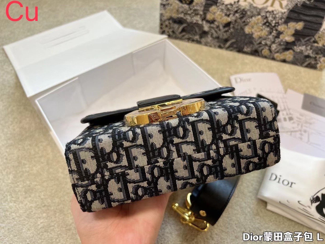 DIOR 30 Montaigne Box Bag / DIOR BAG พร้อมส่ง กระเป๋าสะพายดิออร์ เอกลักษณ์ของความหรู ไซส์มินิทรงสี่เหลี่ยมสวยหรูอยู่ทรงเปิดปิดด้วยฝาปิดโลโก้แบรนด์อะไหล่ทอง
