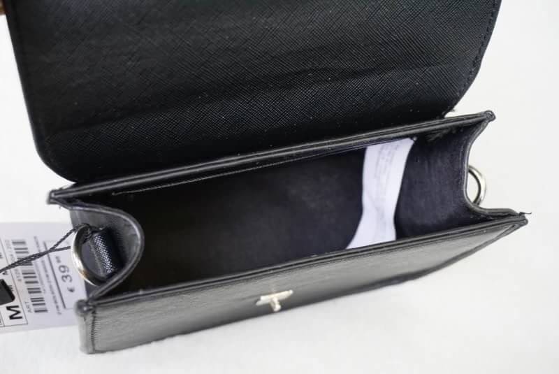 Don't Miss! Best Seller! ZARA CROSSBODY WITH 2STRAPS กระเป๋าถือหรือสะพายทรงคลัชรุ่นยอดนิยมวัสดุหนัง Saffiano อยู่ทรงสวยหรูสไตล์ PRADA แข็งแรงทนทาน ดีไซน์เก๋ไม่ซ้ำใคร เปิดปิดด้วยตัวล๊อคเอกลักษณ์ของ ZARA ภายในมีโลโก้ สามารถใส่มือถือ iphone7+ ได้ โดดเด่