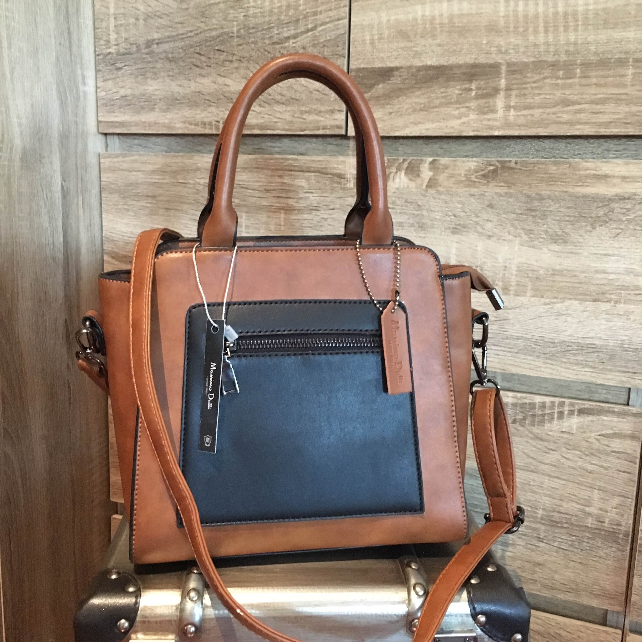 New Arrival! massimo Dutti ผลิตจาก PU หนังกลับ สีหนังสวยคะ มาพร้อมป้ายห้อยหนัง👍 ตัวกระเป๋าขนาด กำลังดี น้ำหนักเบา อะไหล่สีเทาดำ ภายในมีช่องแบ่งเก็บของหลายช่อง สามารถ ถือ สะพายได้ ห้ามพลาดเลยนะคะ มาจำนวนจำกัดคะ