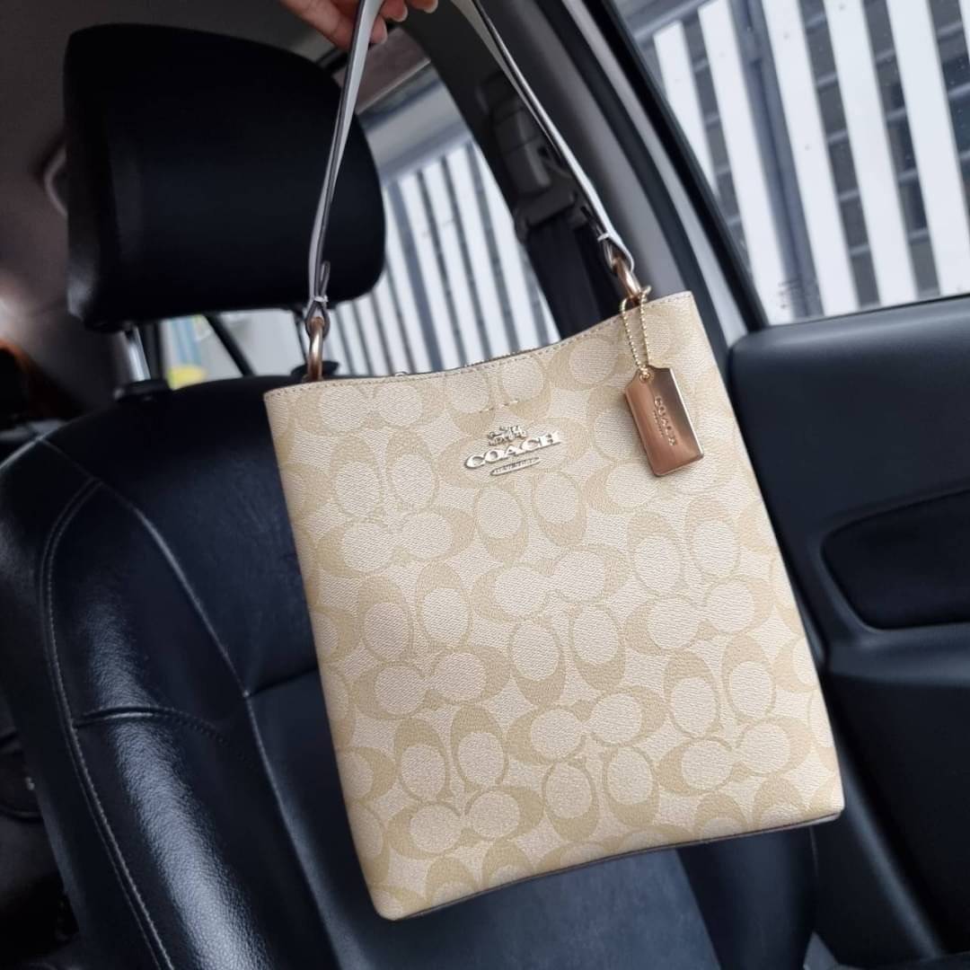 COACH 2312 SMALL TOWN BUCKET BAG IN SIGNATURE CANVAS รุ่นยอดนิยมใบเล็กมาครบสีแล้วจ้า กระเป๋าทรงบัคเก็ต สีผู้ดี๊ผู้ดี ตัวกระเป๋าดีไซน์คลาสสิคลายซี ดูโดดเด่น วัสดุหนังแคนวาสเคลือบลาย สวยคมทุกมุมจริงๆ!! เปิด-ปิดด้วยกระดุมแม่เหล็กทั้ง 2 ฝั่ง ภายในเป็นช่องโล่ง