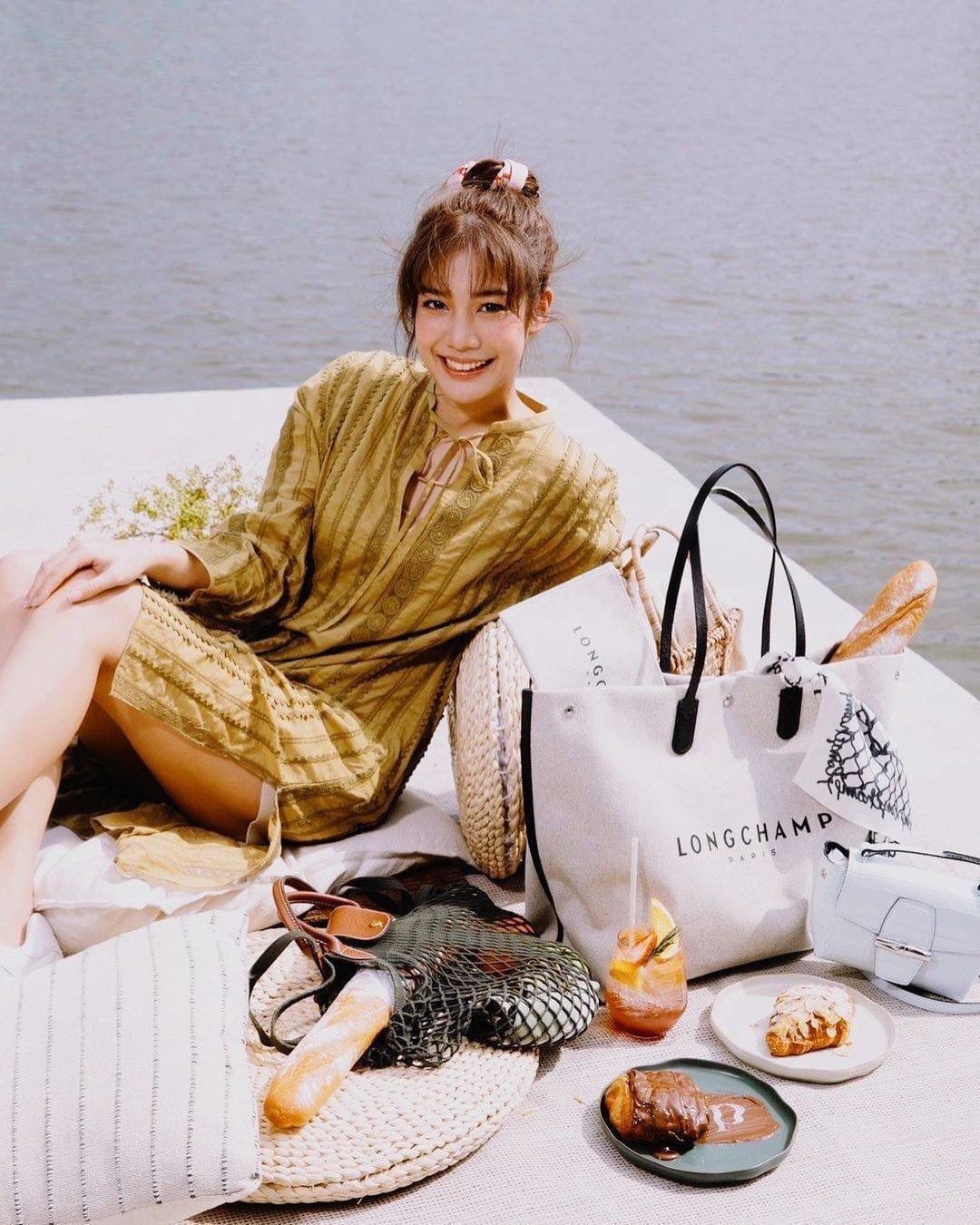 LONGCHAMP ESSENTIAL TOILE SHOULDER BAG L ECRU กระเป๋าสะพายข้าง รุ่นใหม่ล่าสุดทรงฮิต!! ฮิตกันมากๆในเหล่าบรรดาเซเลป วัสดุ Cotton Canvas & Grained cowhide ด้วยดีไซน์ทรงสวยคลาสสิค ขนาดกำลังดีเนื้อหนา ตั้งอยู่ทรง น้ำหนักเบา